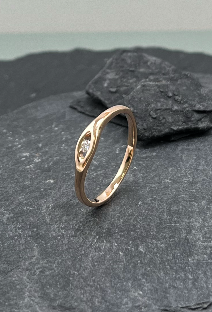 Ring_rotgold_diamant_welle_2.png