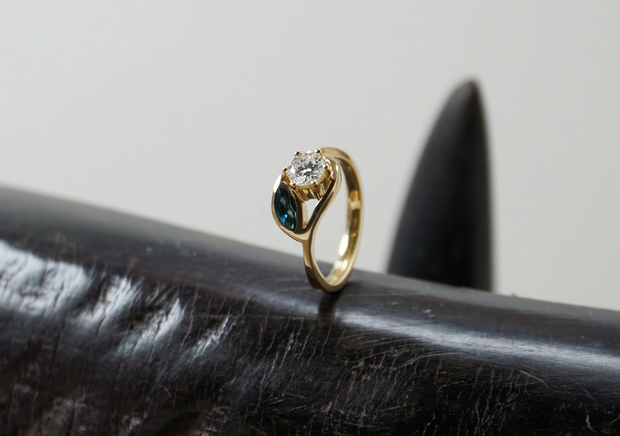 ring_gelbgold_diamant_saphir_3.JPG