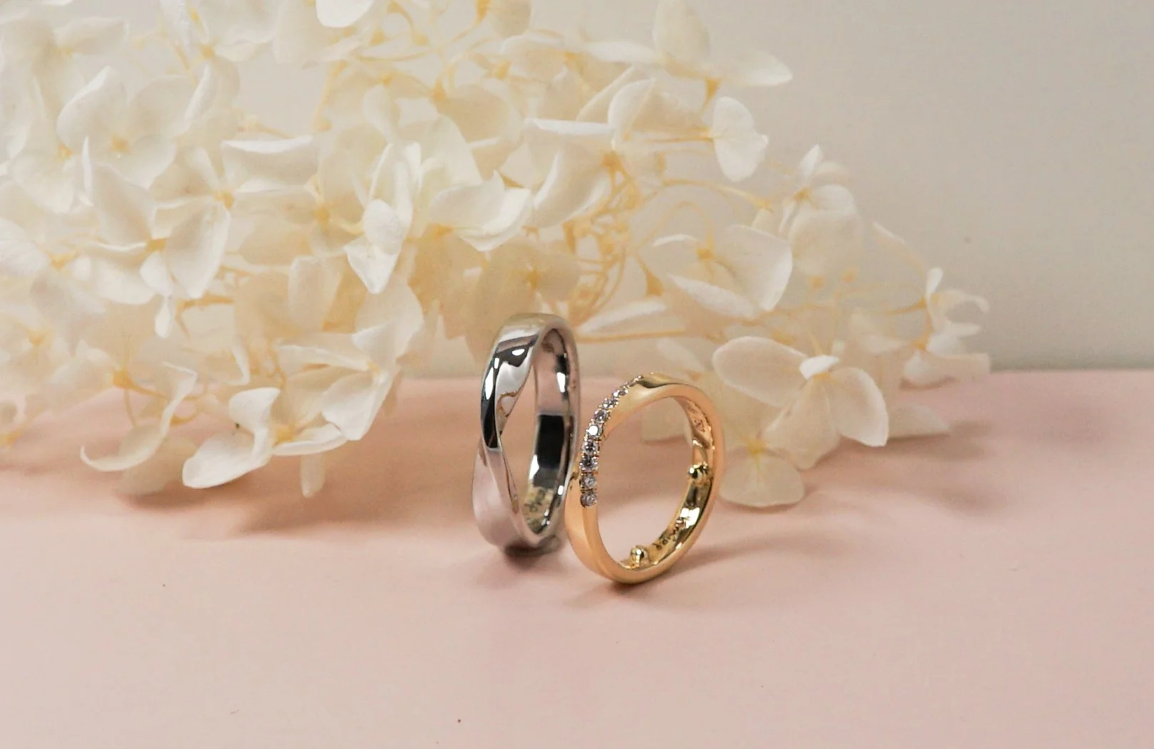 Eheringe_gelbgold_weissgold_diamanten_pave_twisted2.JPG
