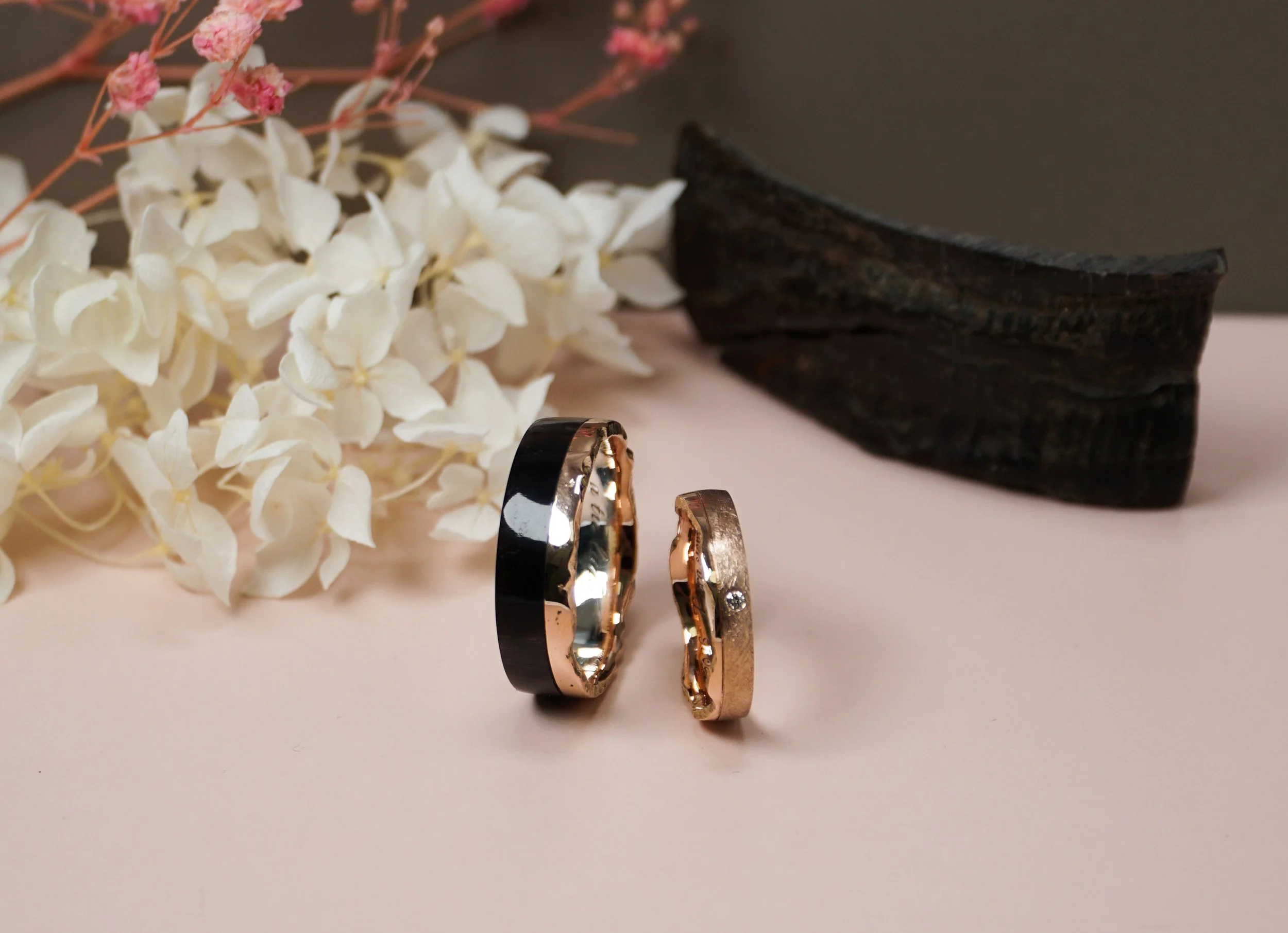 Eheringe_rotgold_horn_diamant_sand_3.JPG