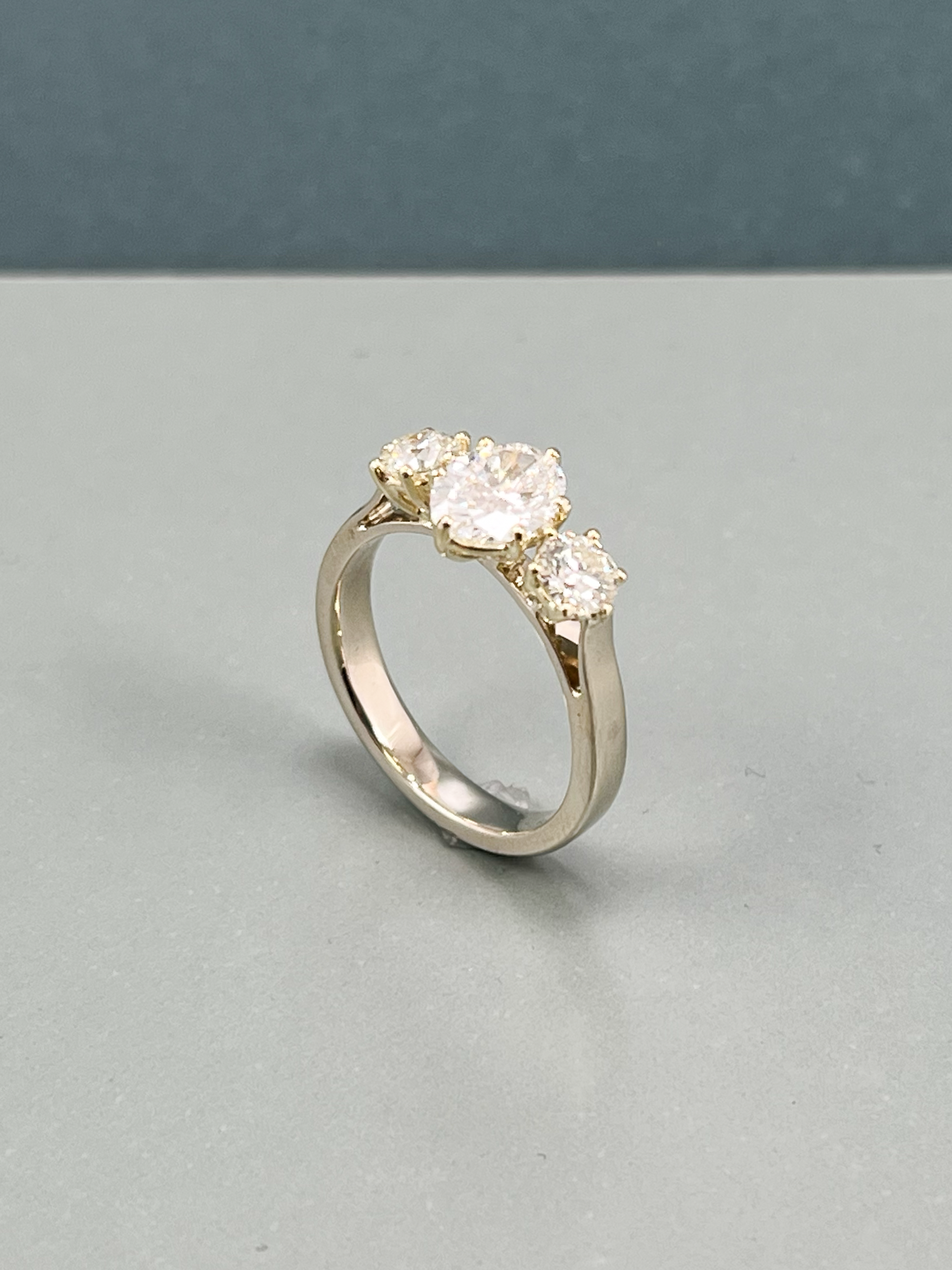 Ring_gelbgold_trilogy_diamanten_2.png