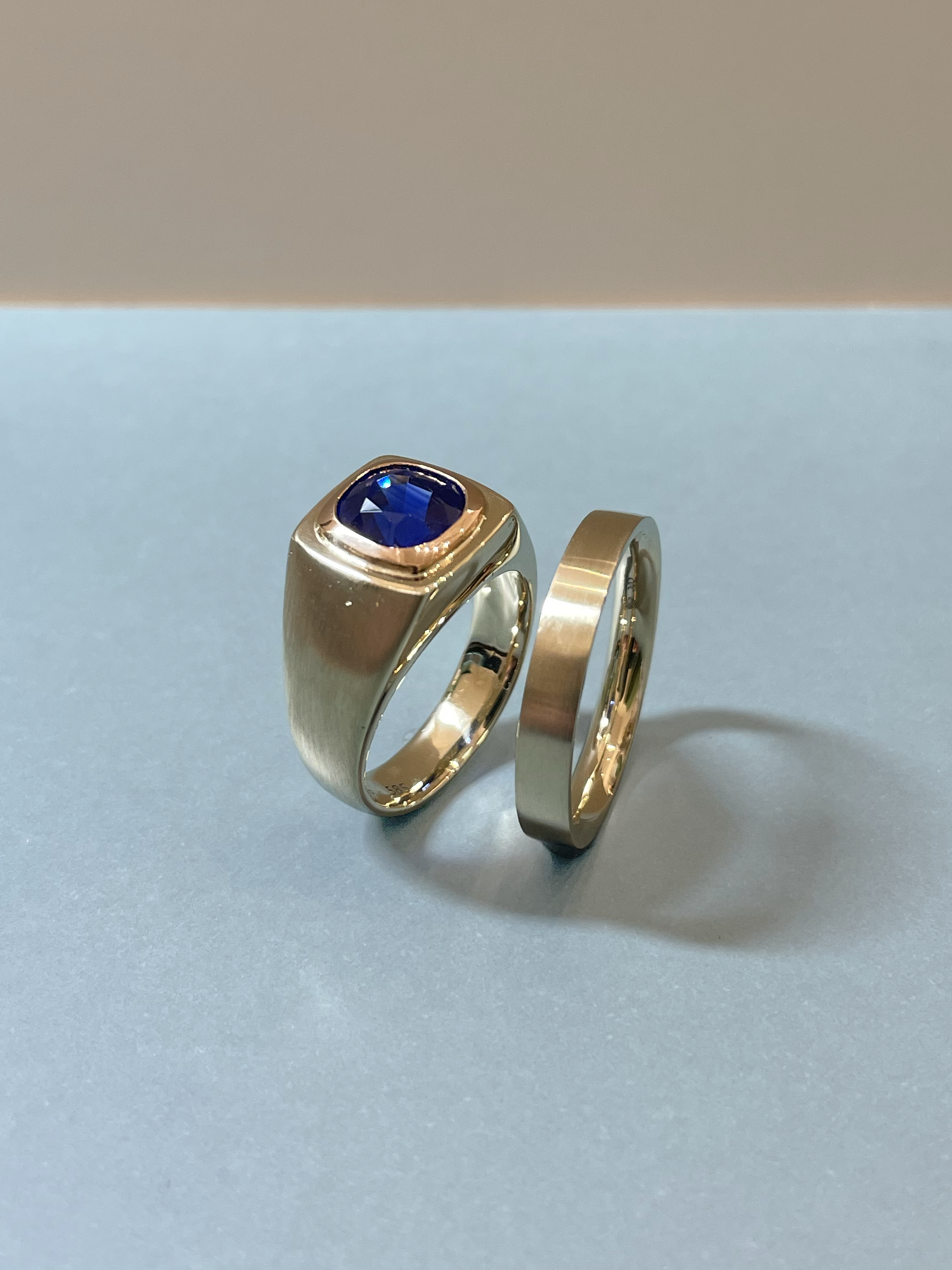 eheringe_gelbgold_sigelring_blau_topaz.png