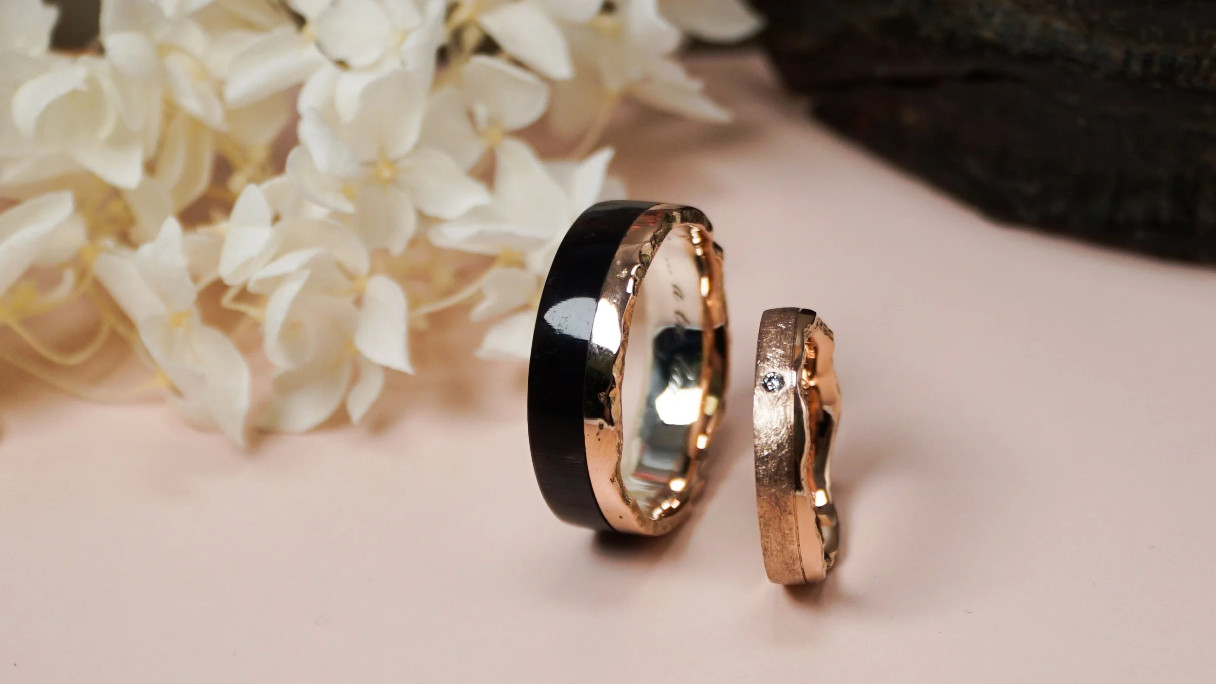 Eheringe_rotgold_horn_diamant_sand_1.JPG