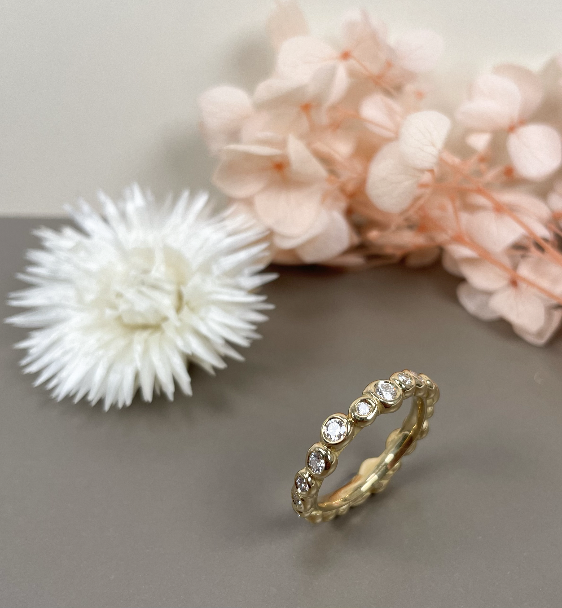 ring_gelbgold_bubbles_diamanten_1.png