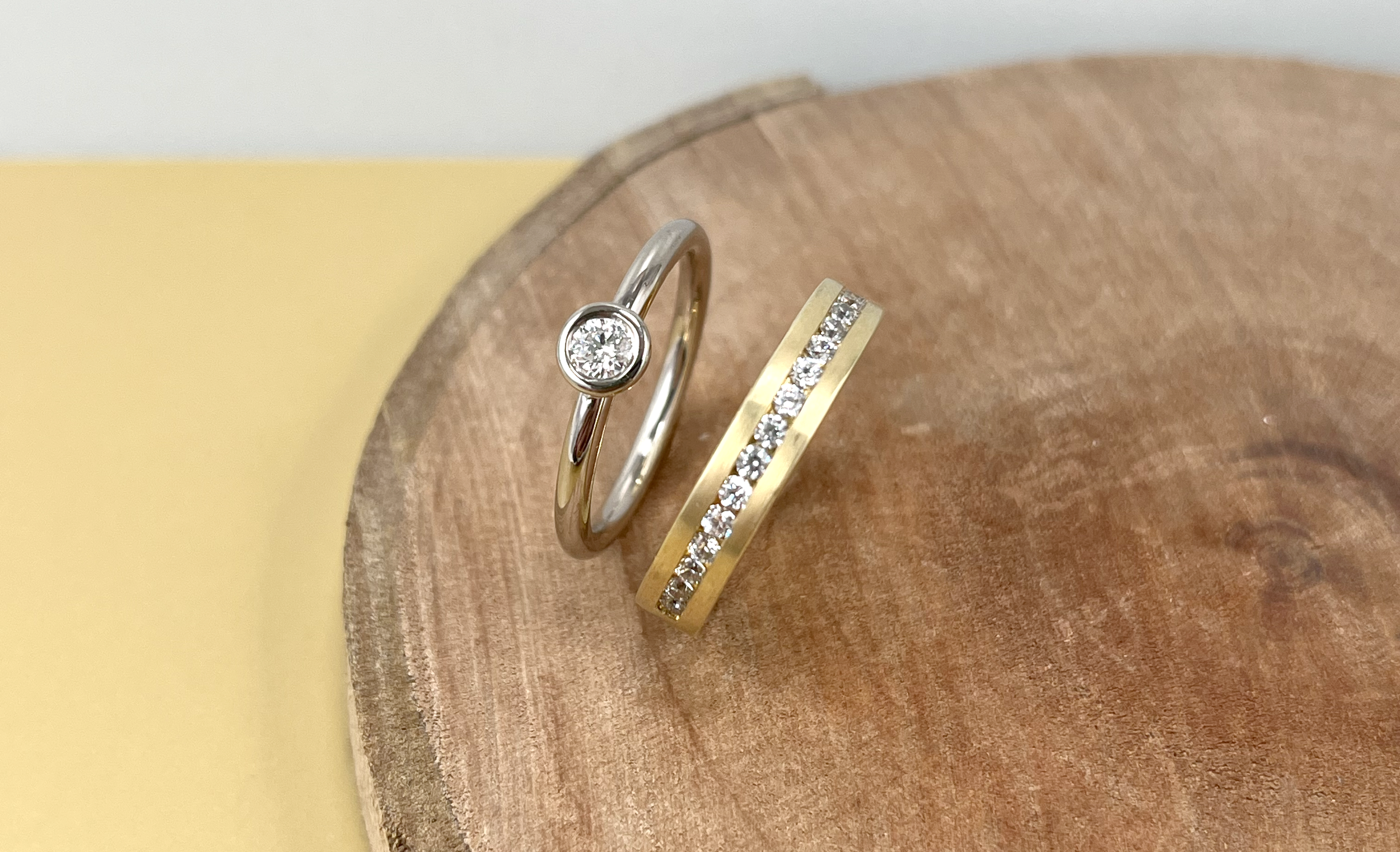 Eheringe_gelbgold_weissgold_minimal_channel_diamanten_3.png