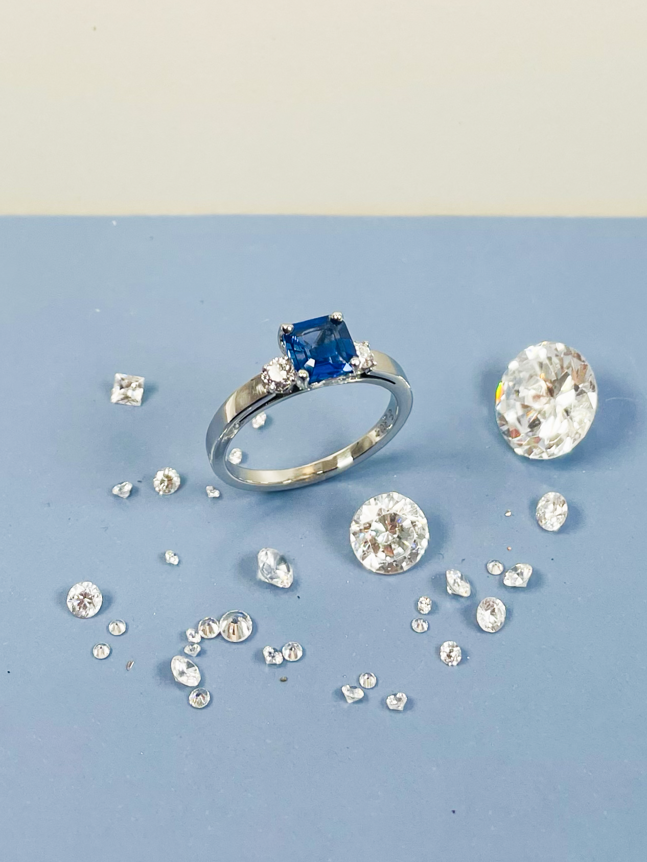 ring_weissgold_diamanten_saphir_1.png