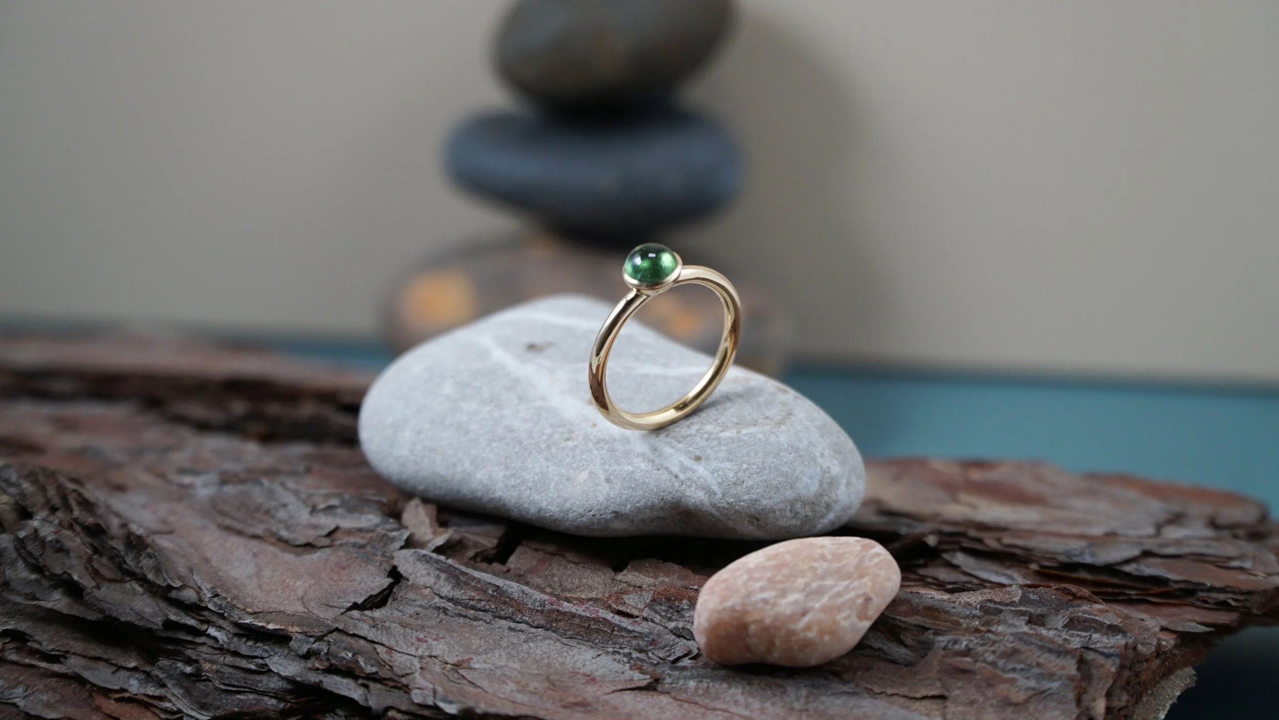 ring_gelbgold_tourmalin_cabochon_4.JPG