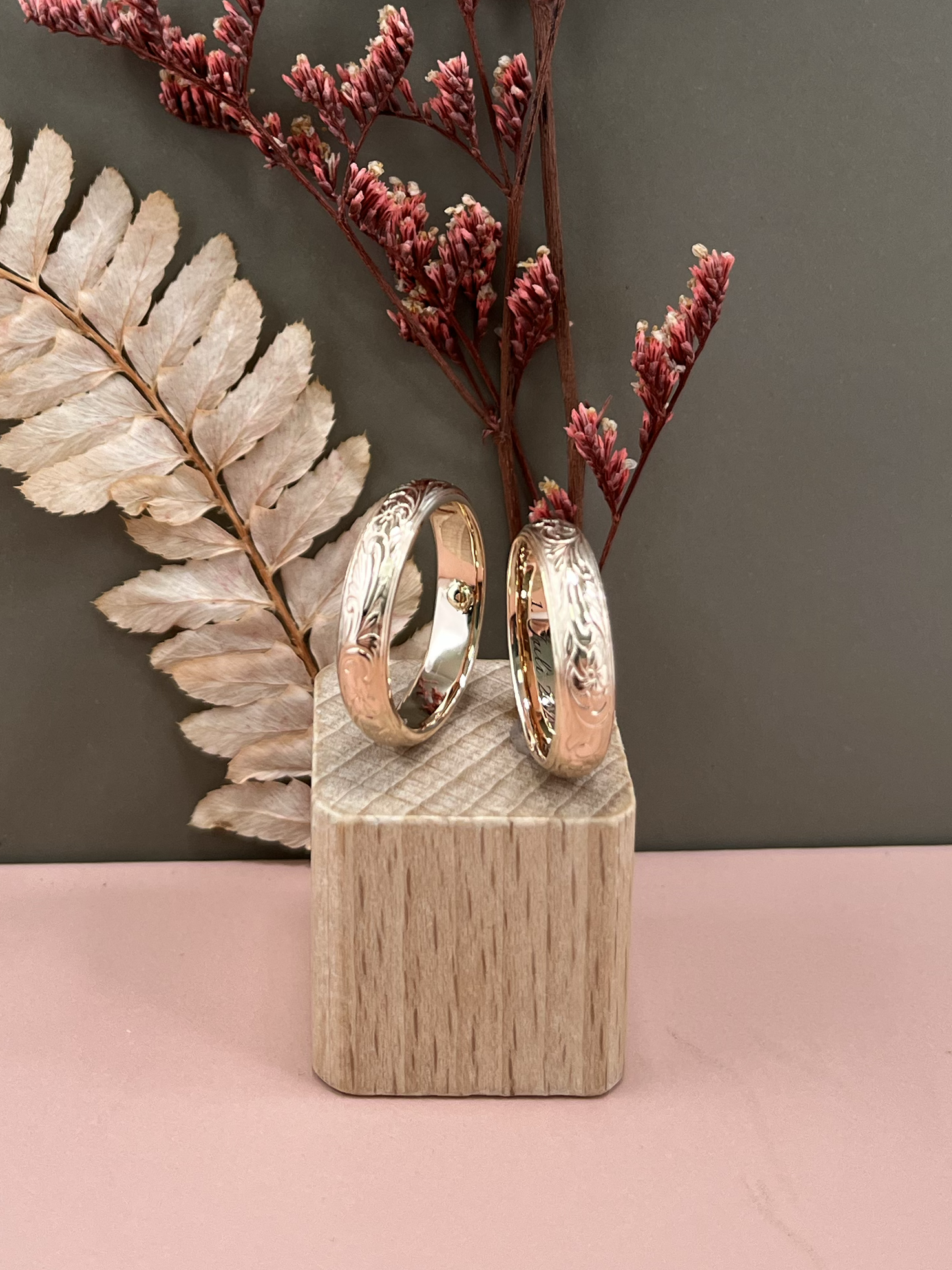 Eheringe_rotgold_floralpattern_2.png