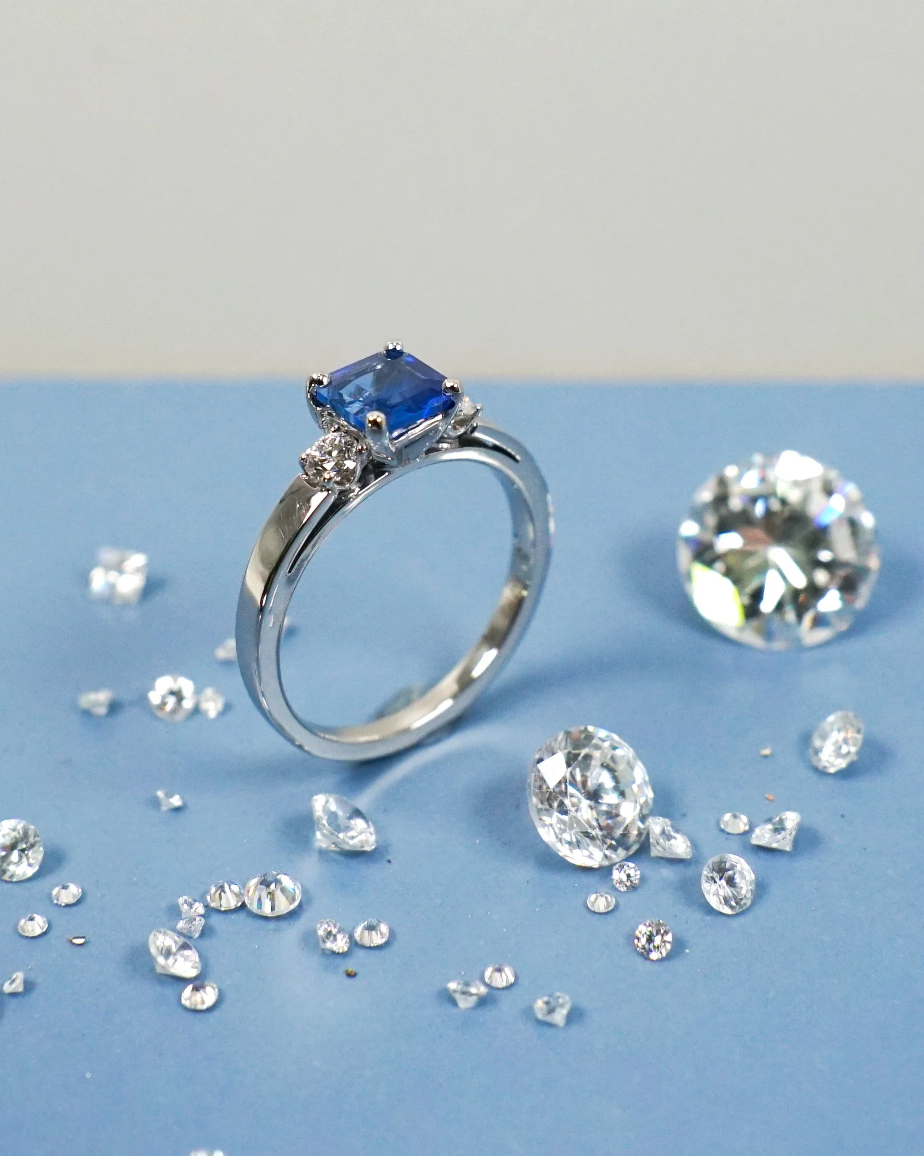 ring_weissgold_diamanten_saphir_4.JPG