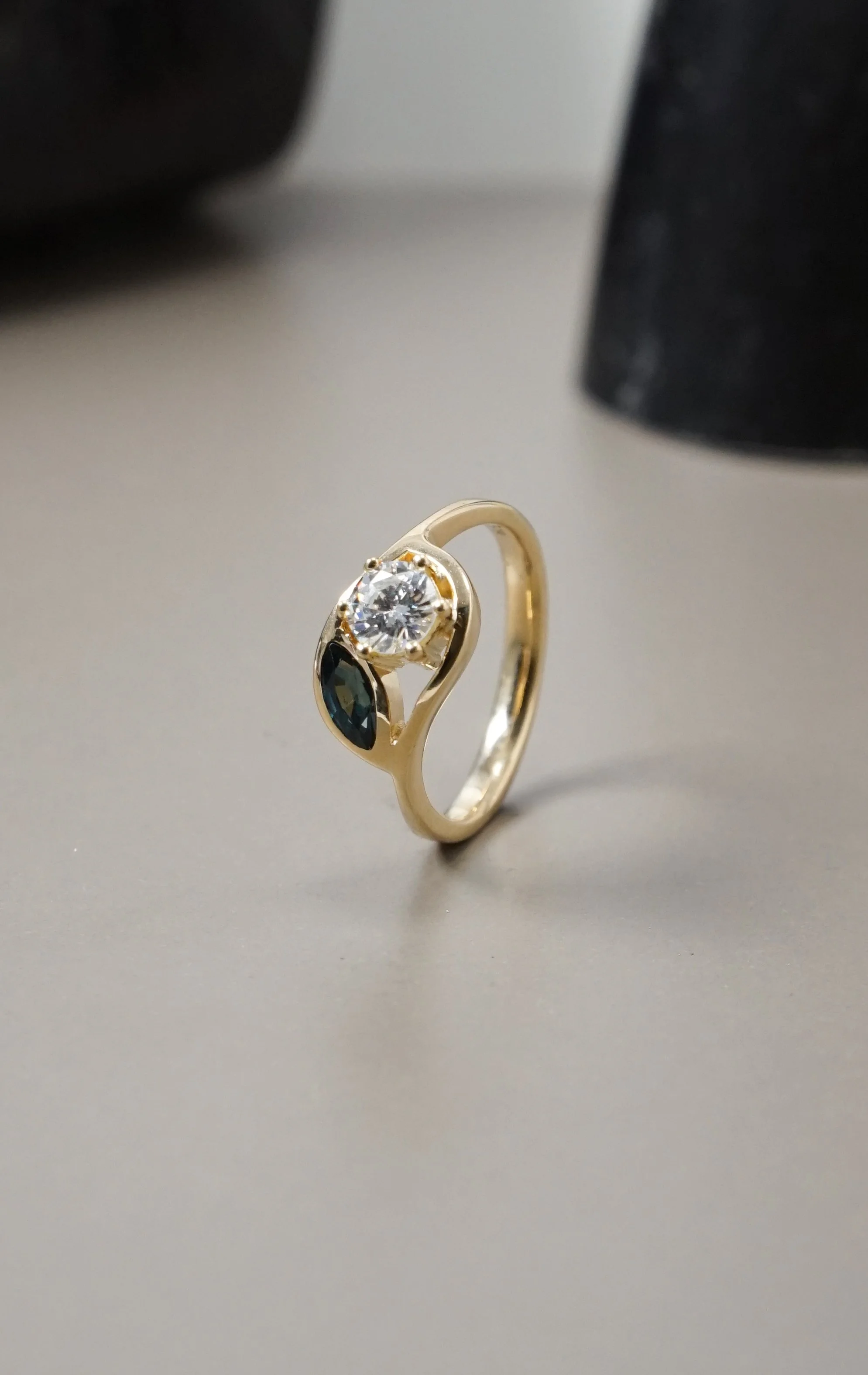 ring_gelbgold_diamant_saphir_1.JPG