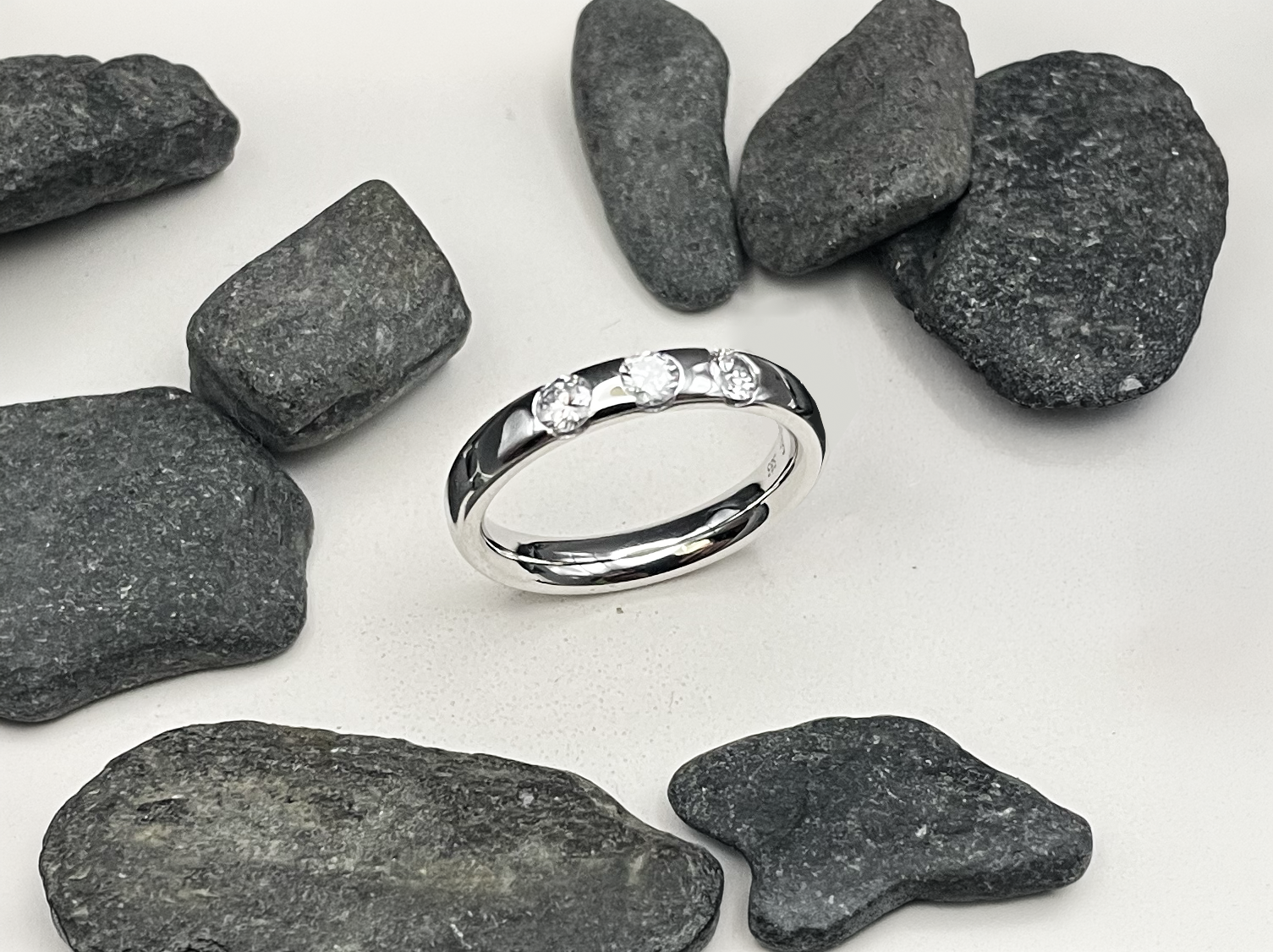 ring_weissgold_diamanten.png