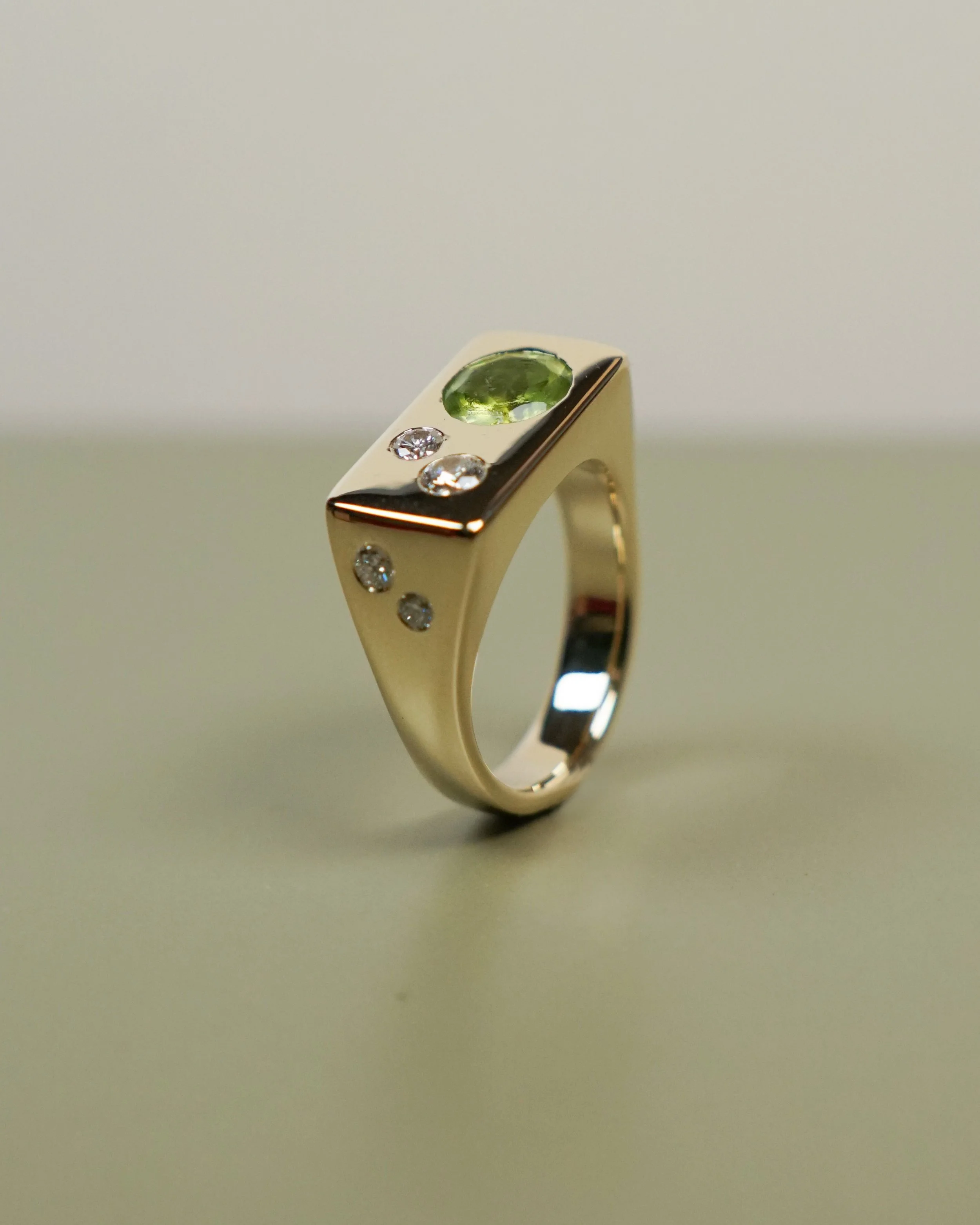 ring_gelbgold_sigelring_peridot_diamanten.JPG