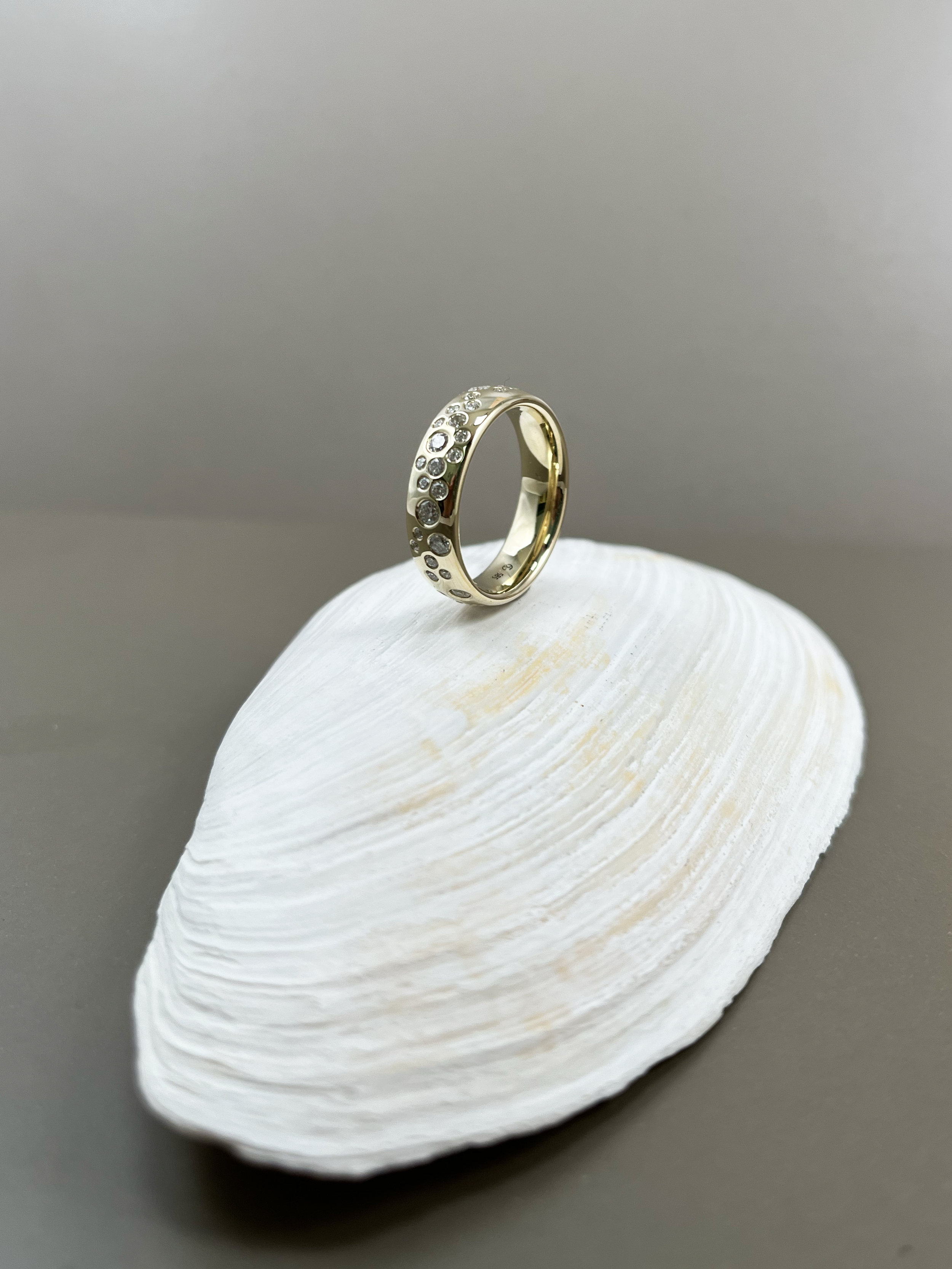 ring_gelbgold_million_diamonds_2.png