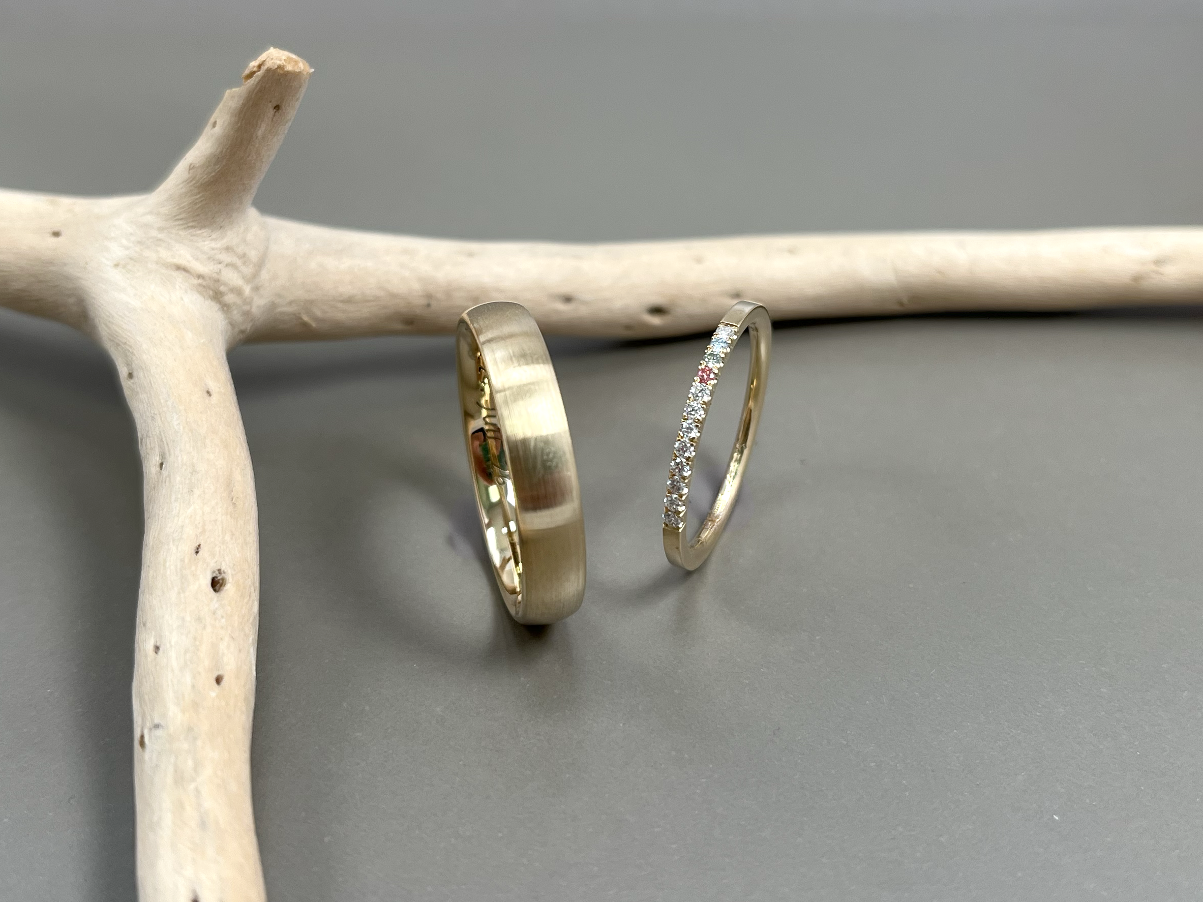 Eheringe_gelbgold_weissgold_minimal_diamanten_2.png