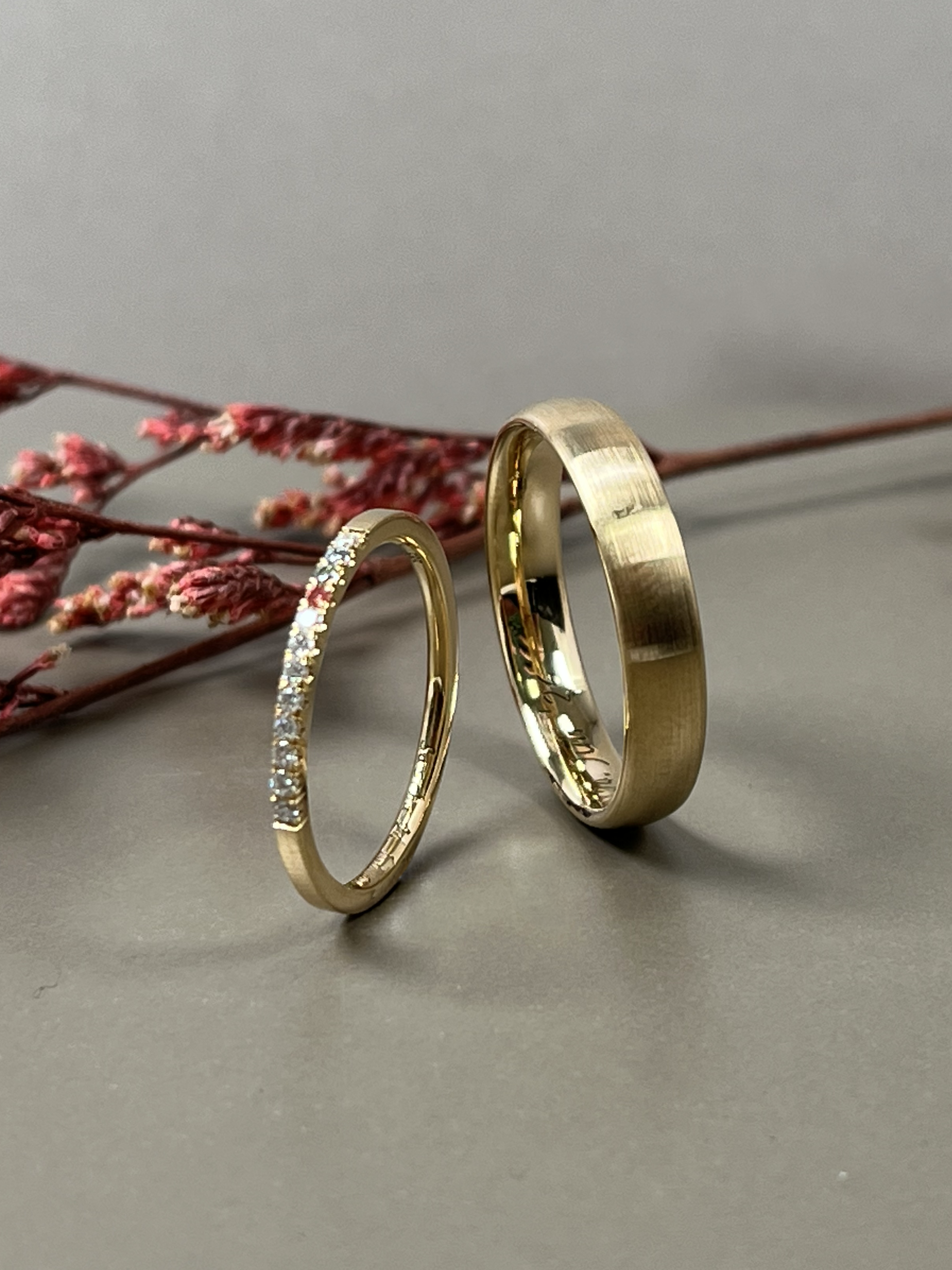 Eheringe_gelbgold_weissgold_minimal_diamanten_4.png