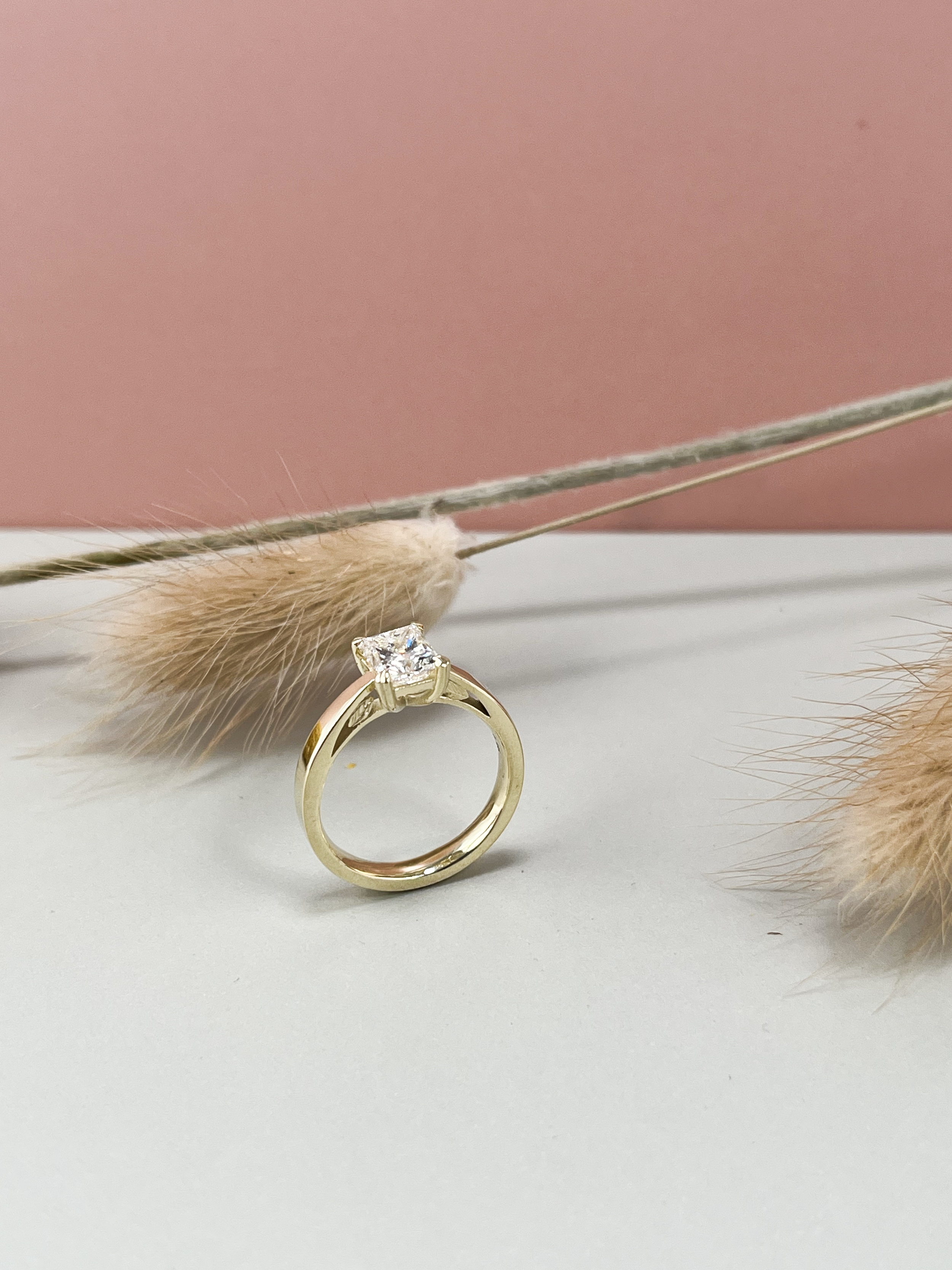 ring_gelbgold_diamond_emeraldcut_13.png