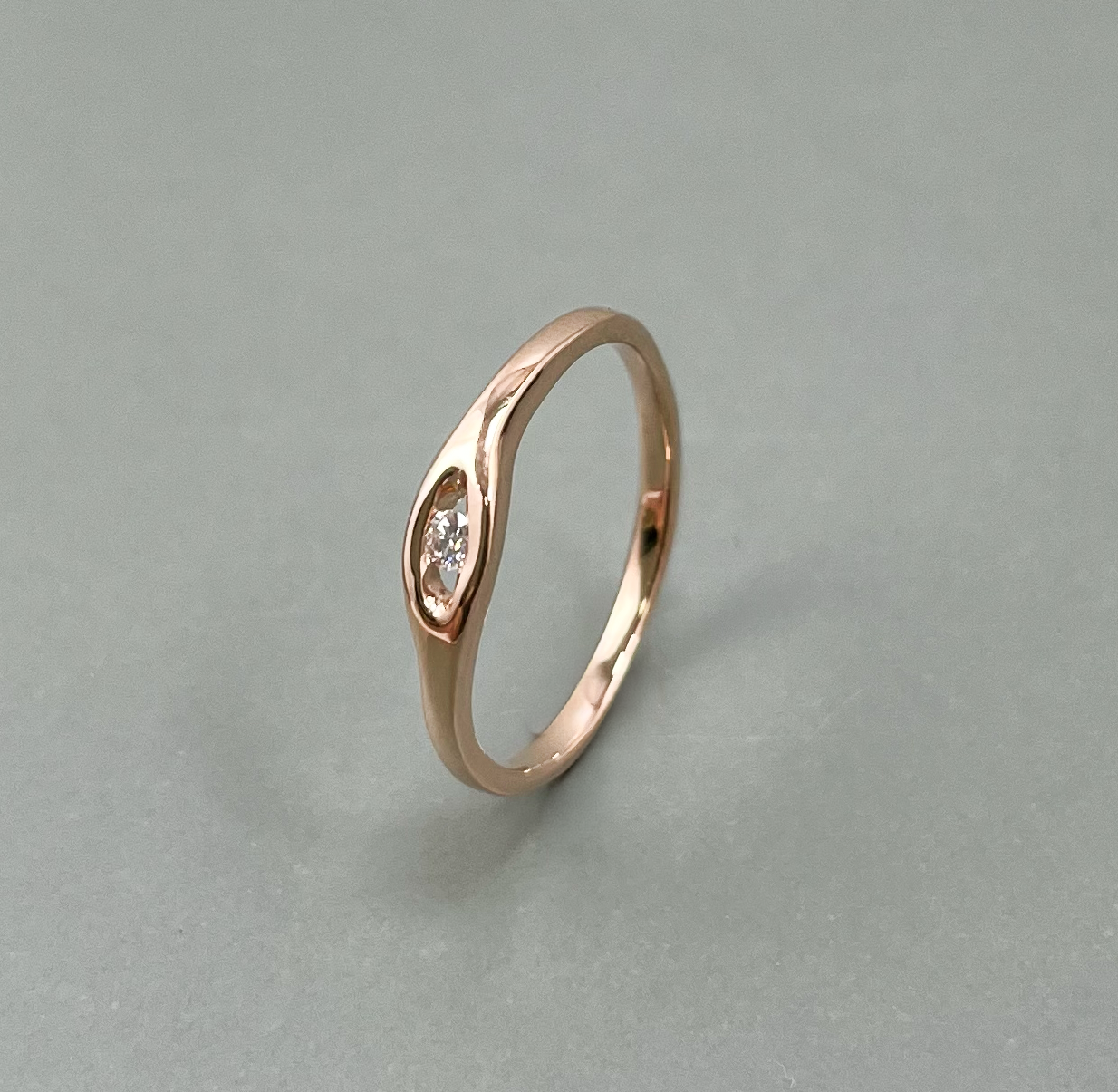 Ring_rotgold_diamant_welle_3.png