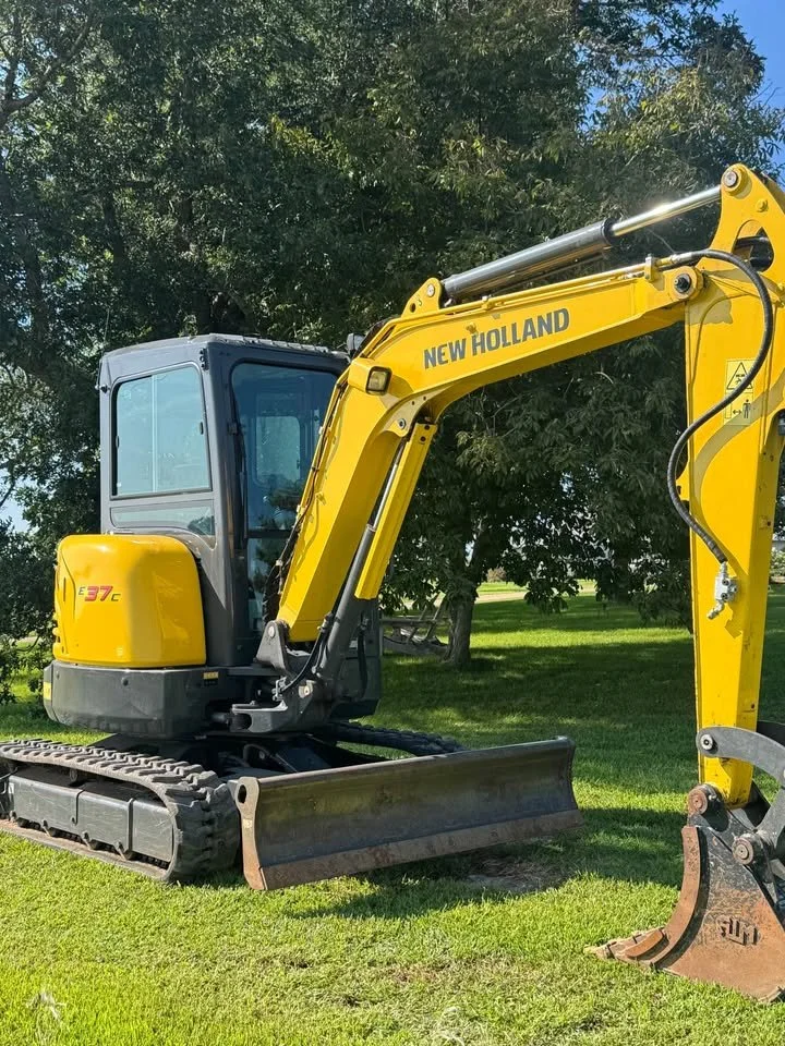 2025 E37C New Holland