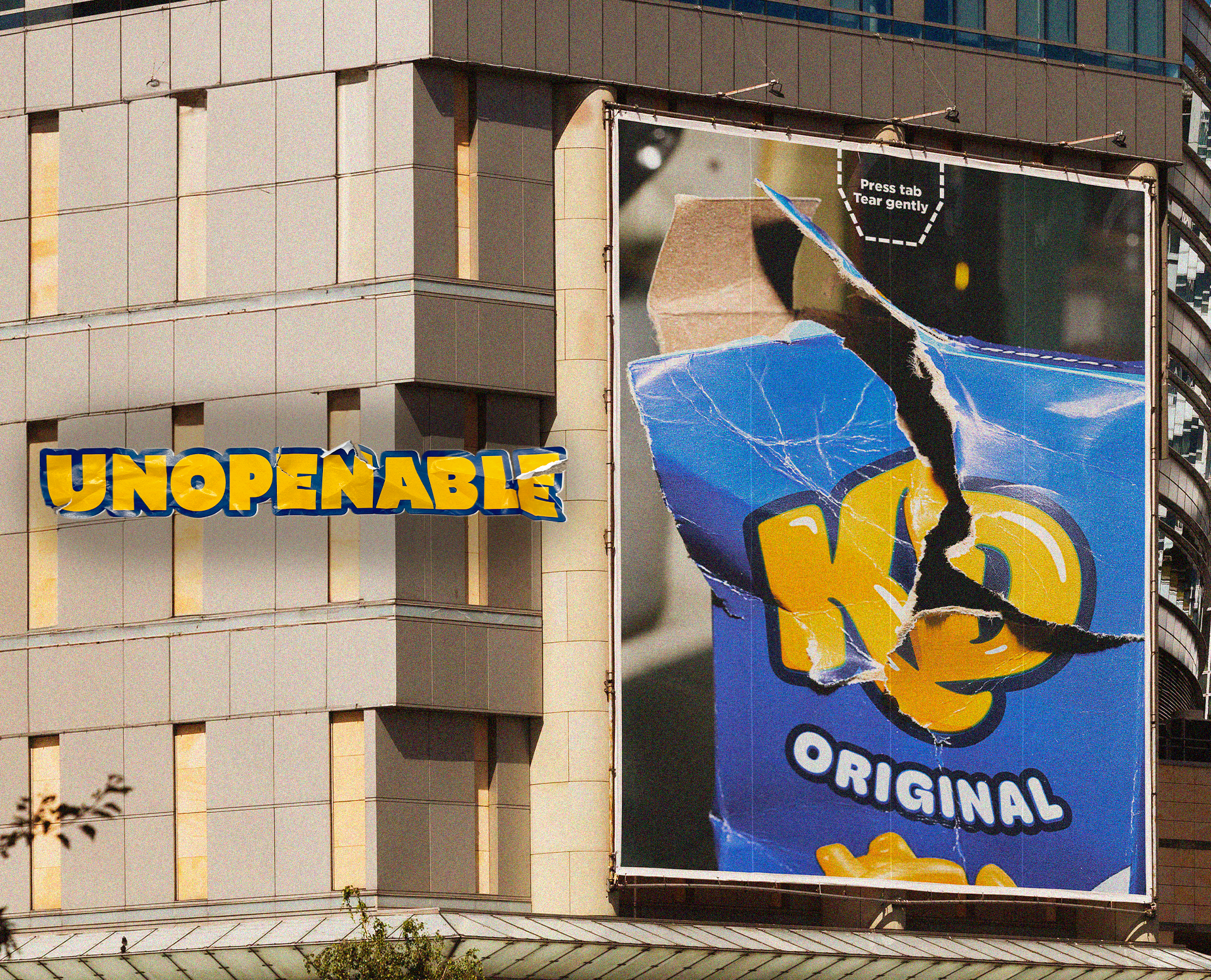 Une affiche déchirée représentant un emballage de chips au fond d'un bâtiment moderne avec un panneau publicitaire affichant le mot 'UNOPENABLE' en gros caractères jaunes et bleus.