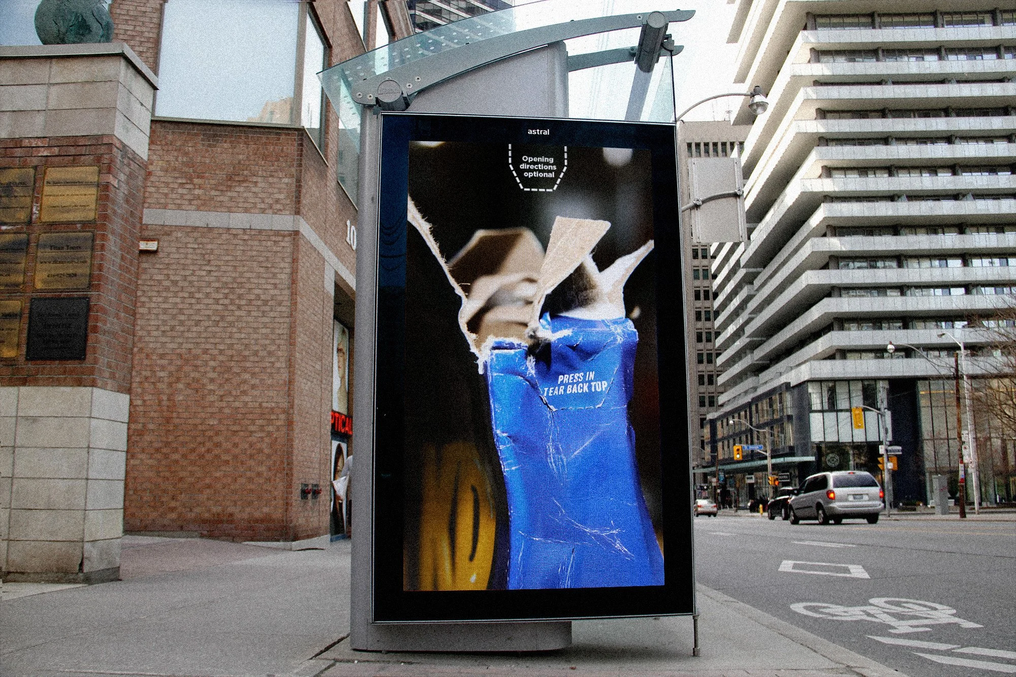 Panneau publicitaire dans une ville, montrant une publicité pour une chaussure bleue avec des instructions pour appuyer en arrière du dessus.