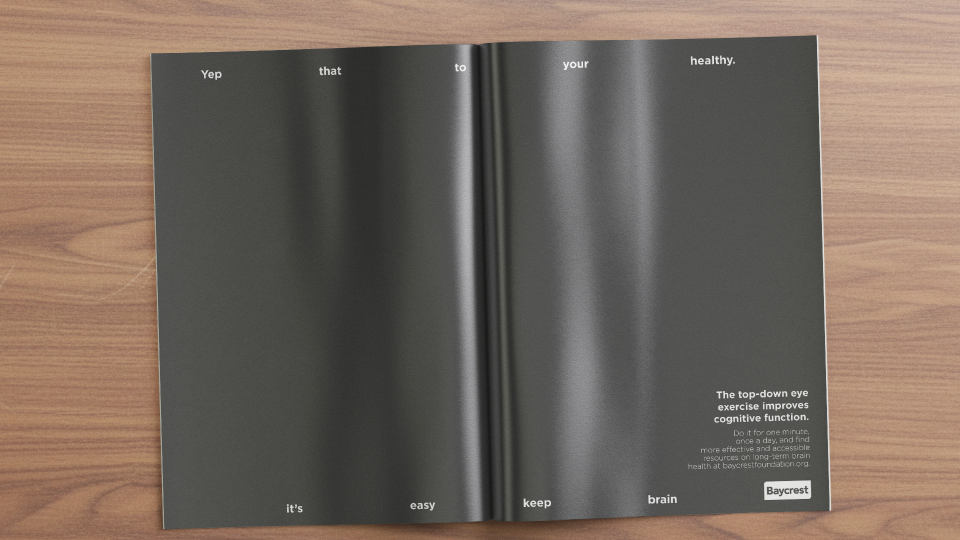 Un magazine ouvert sur une table en bois clair. La page de gauche indique 'Yep that to your healthy.', la page de droite mentionne que l'exercice de regard en haut vers le bas améliore la fonction cognitive, avec un lien vers baycrestfoundation.org. En bas à gauche, il est écrit 'it's easy keep brain' et en bas à droite 'Baycrest'.