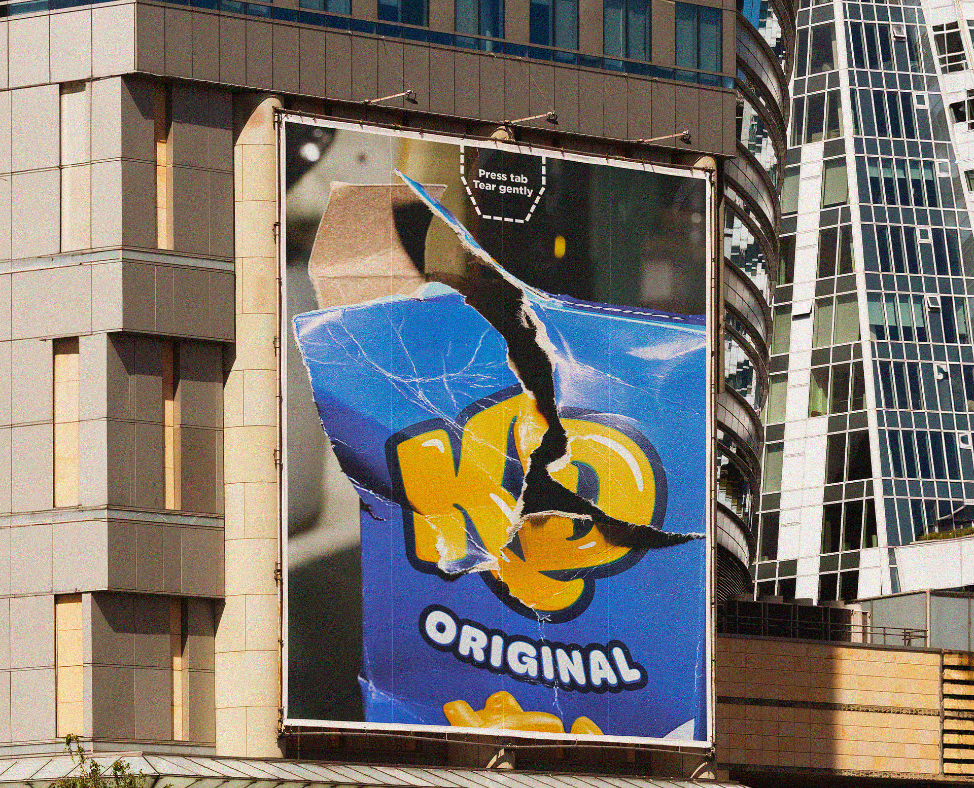 Panneau publicitaire déchiré dans une ville moderne, montrant une publicité pour des chips, avec des bâtiments en arrière-plan.