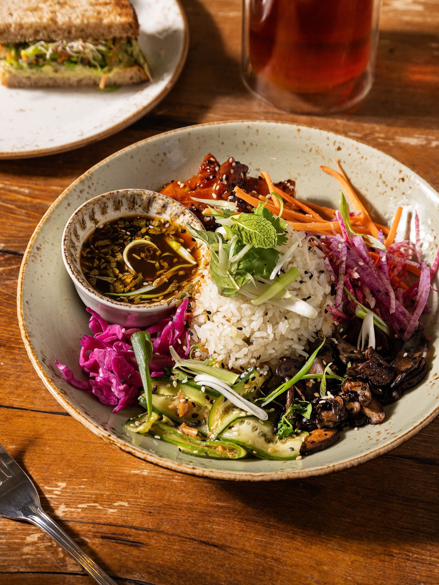 Our lemongrass rice bowl is filled with refreshing watermelon radish, pickled cabbage, shredded carrot, roasted mushrooms, gochujang yam, marinated cucumber, herb salad, and lime ponzu. 

Bright, satisfying, and built to fill you up.