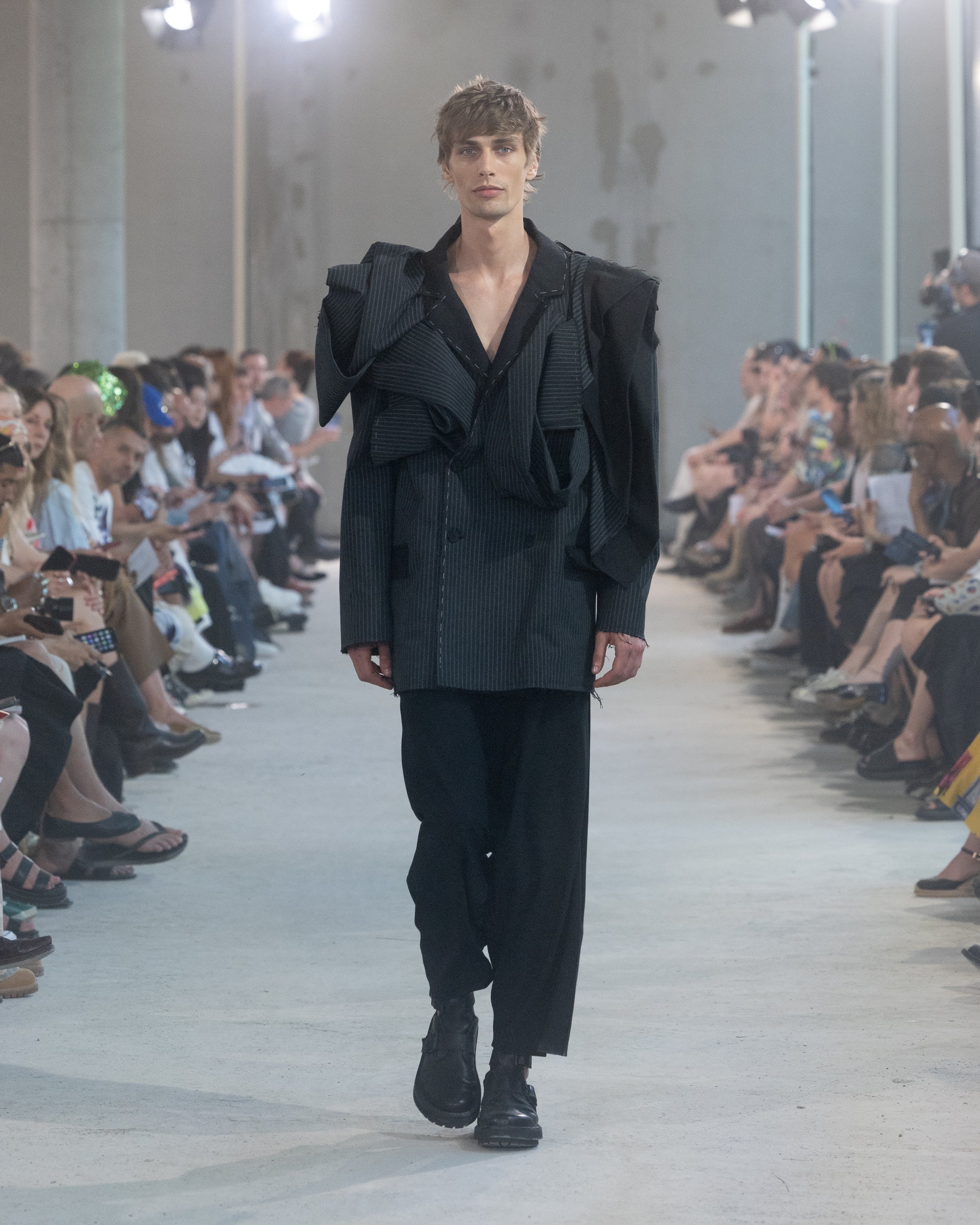Berlin-Curated_SS26_Runway_by_Andreas-Hofrichter-22.jpg