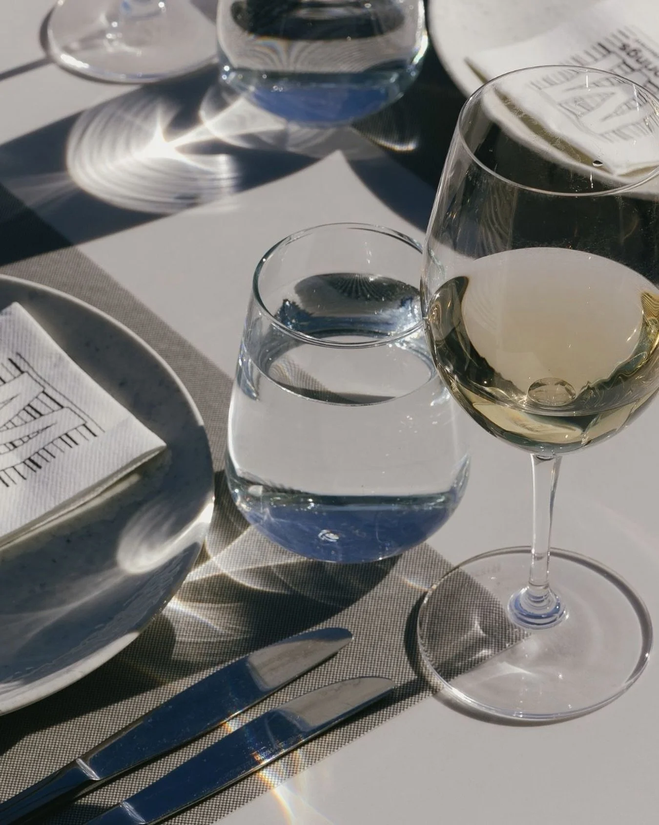 A table by the sea, a glass of white, and the kind of calm you can only find at Moorings.

#mooringsmoments #astirmarina