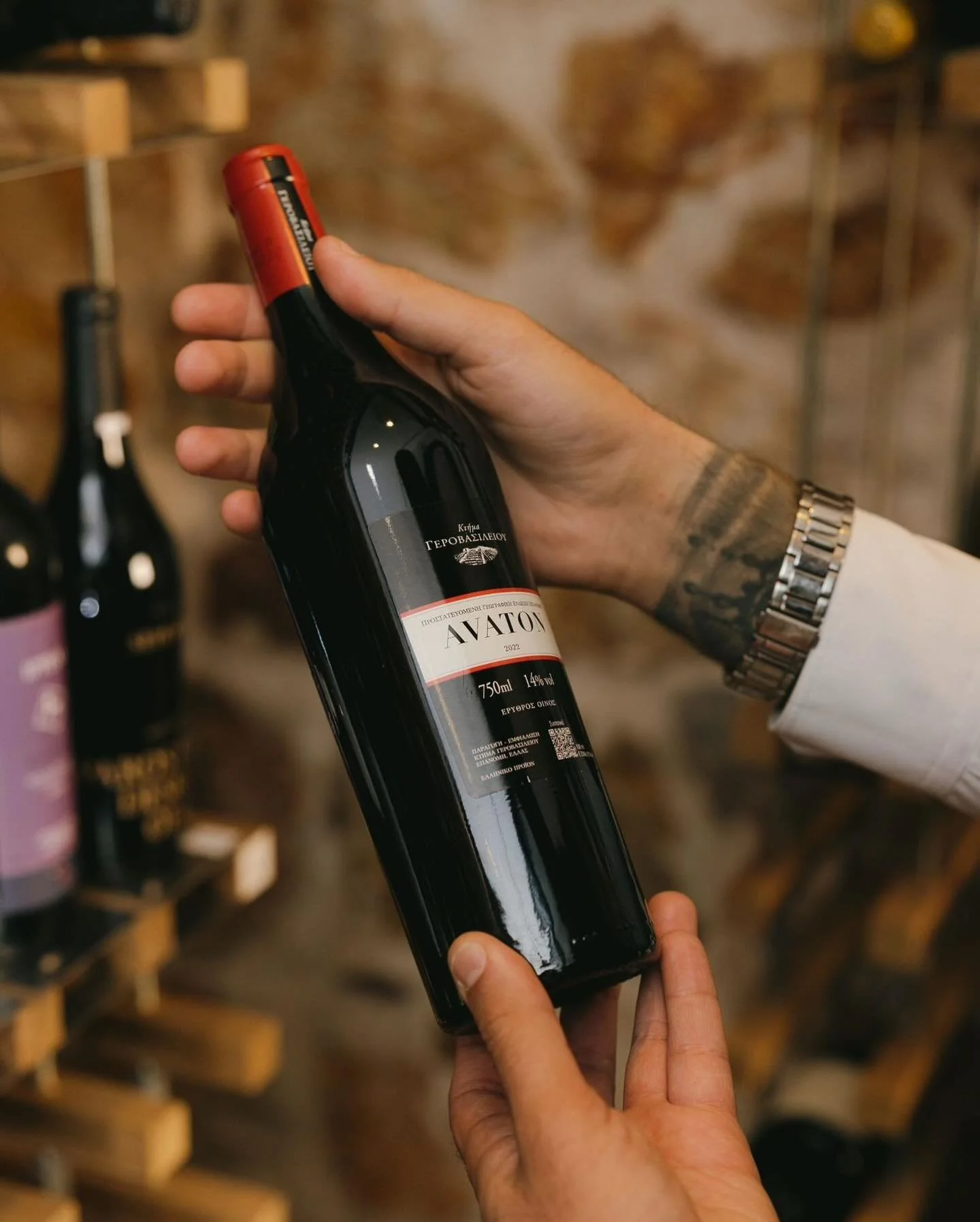 Preparing for tonight.
Fine wines, festive mood
and moments worth toasting.
Live: Steve Romanos &amp; The Swingers