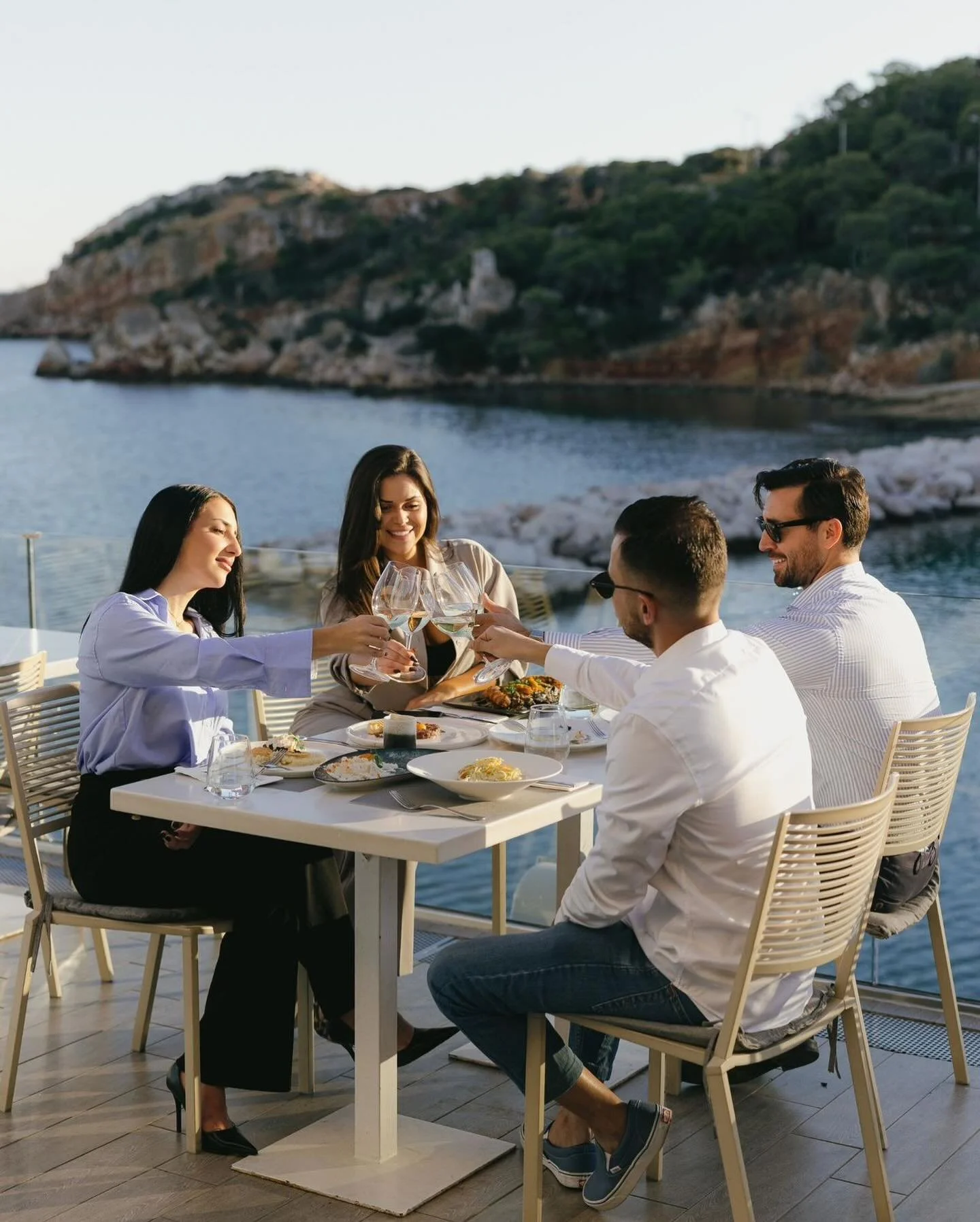 The first table of the year. Shared moments, raised glasses, and the sea as our backdrop. Happy New Year ✨