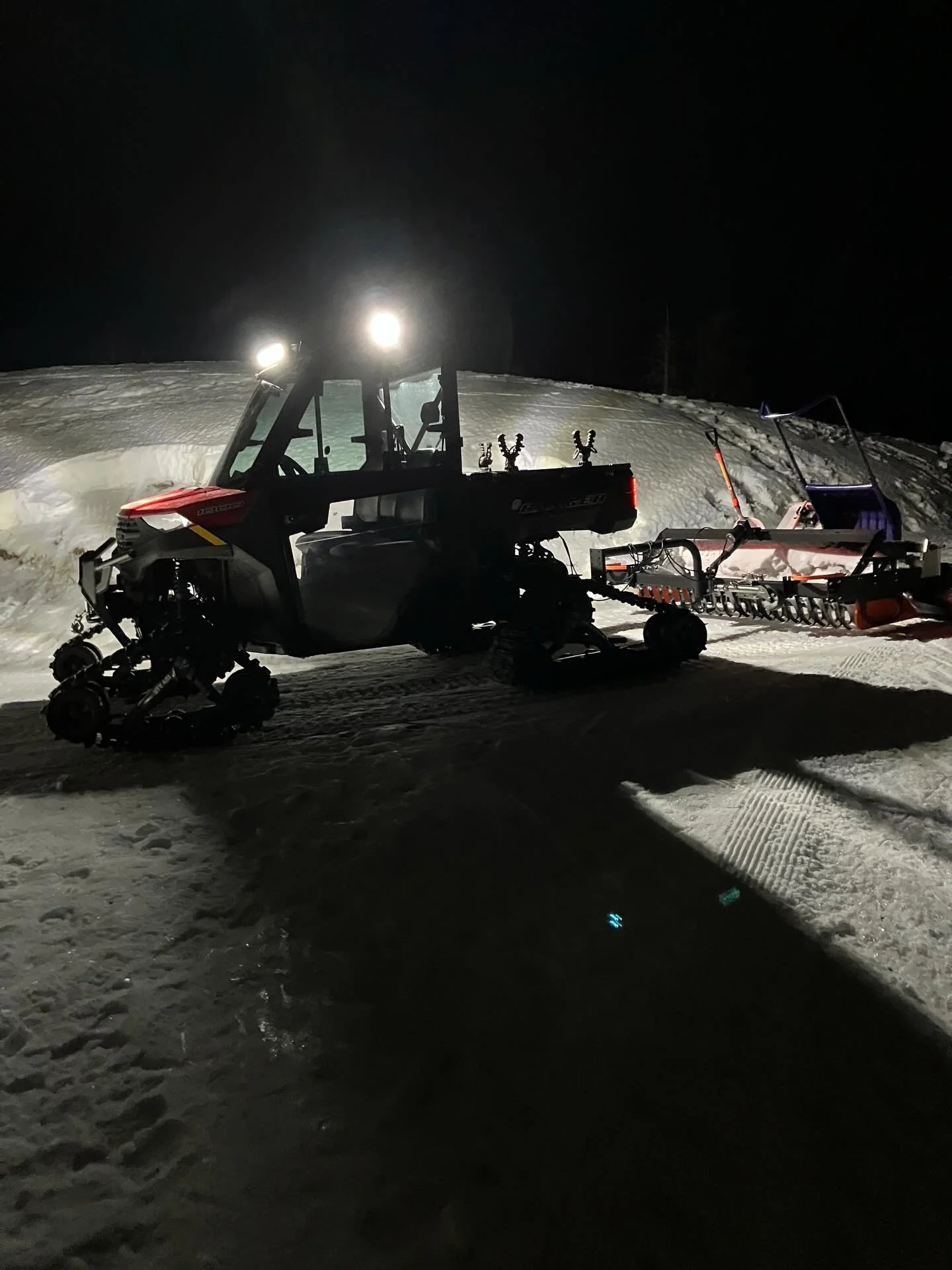 UTV groomer out this evening 530-8 pm. Icy conditions after another warm sunny day. Aspen, bench, north loops groomed. Use caution,spring hazards exist ⚠️