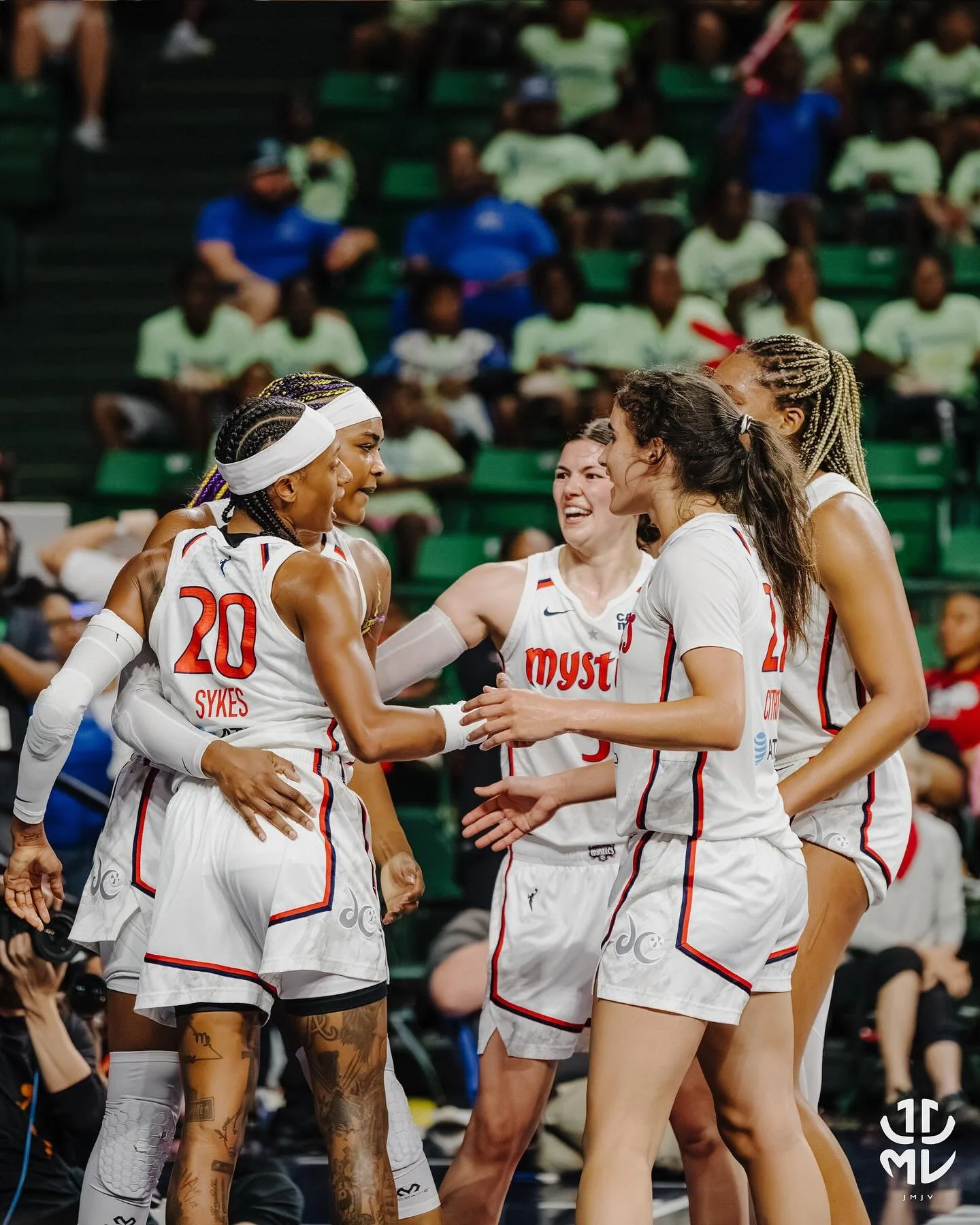 The Washington Mystics secured a nail-biting 81-79 win over the Chicago Sky on Wednesday night, thanks to a well-rounded team performance and clutch plays down the stretch.

Shakira Austin led the way with 15 points, 8 rebounds, and 4 assists in just