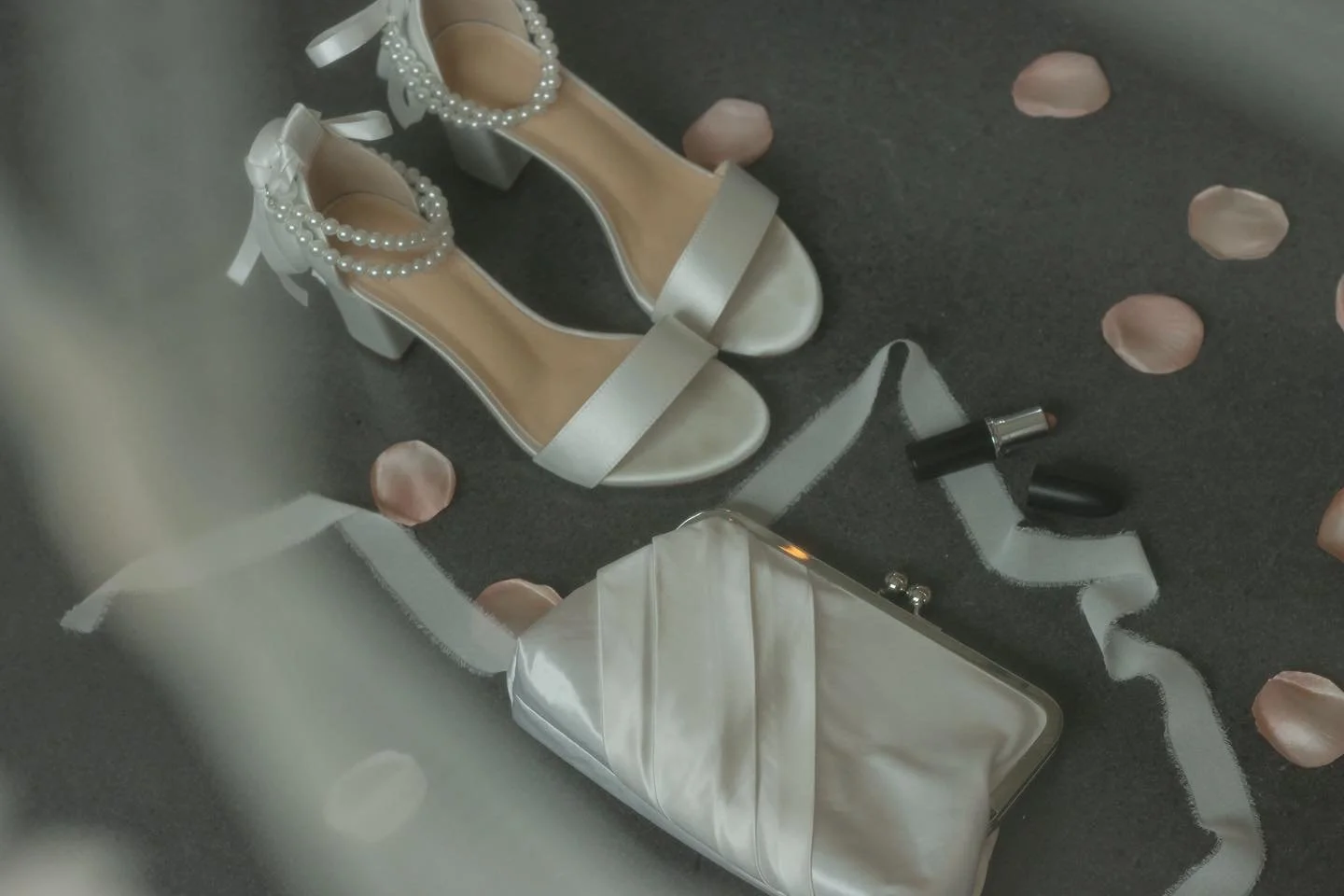 still thinking about this bride&rsquo;s clutch made from her mom&rsquo;s wedding dress 😭🤍

#iowaphotographer #iowaweddingphotographer #dsmphotographer #weddingphotos #desmoinesphotographer