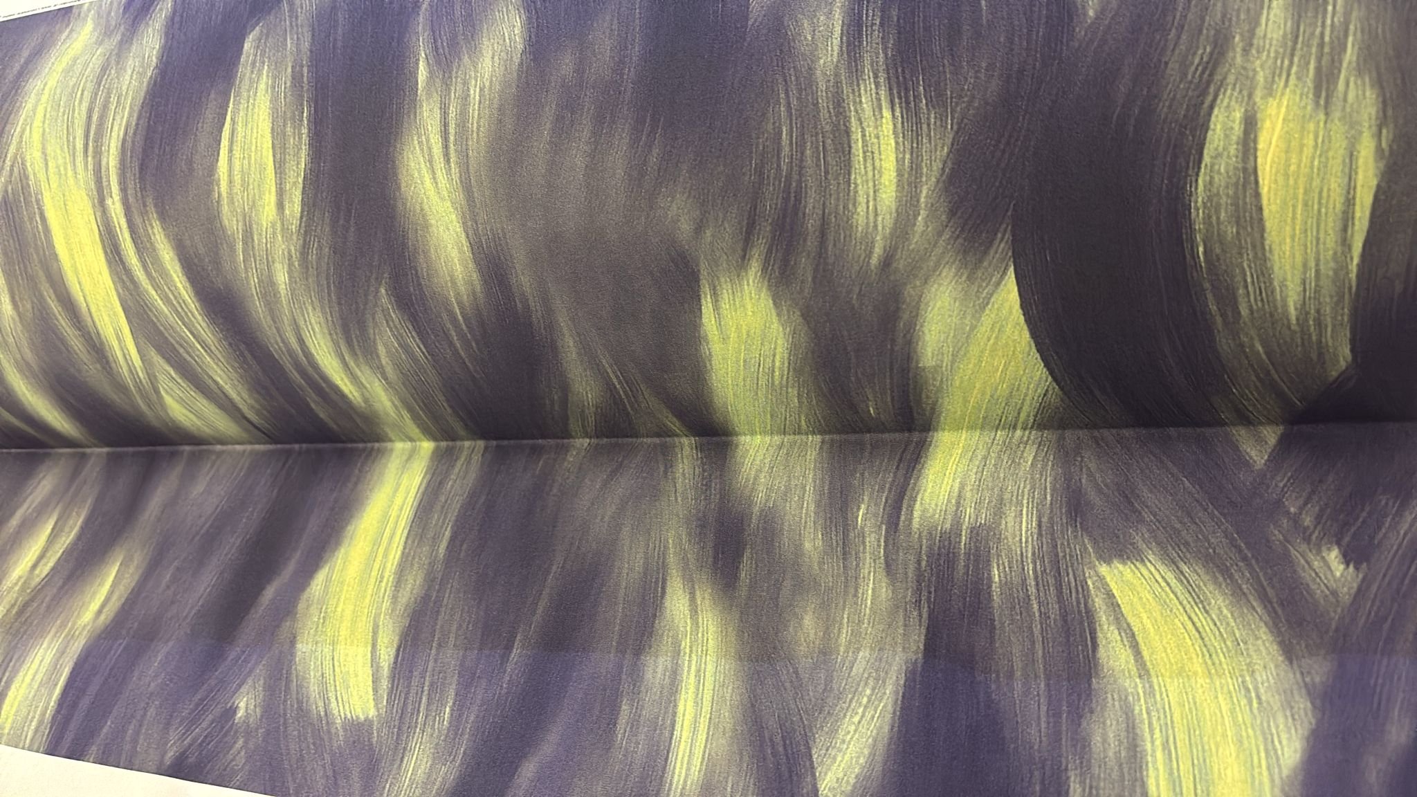 Tissu avec un motif de lignes ondulées en jaune et noir.