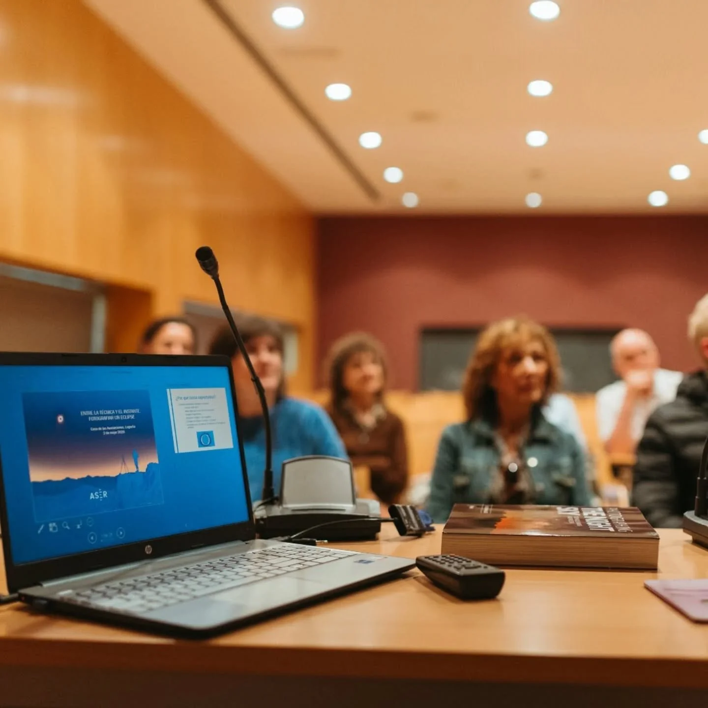 🌦️🤓Una ma&ntilde;ana genial aprendiendo sobre c&oacute;mo fotografiar el eclipse de sol del pr&oacute;ximo 12 de agosto, gracias a nuestro compa&ntilde;ero @juan_antonio_maza. 

🌌La charla ha sido muy amena, participativa por parte de los asistent