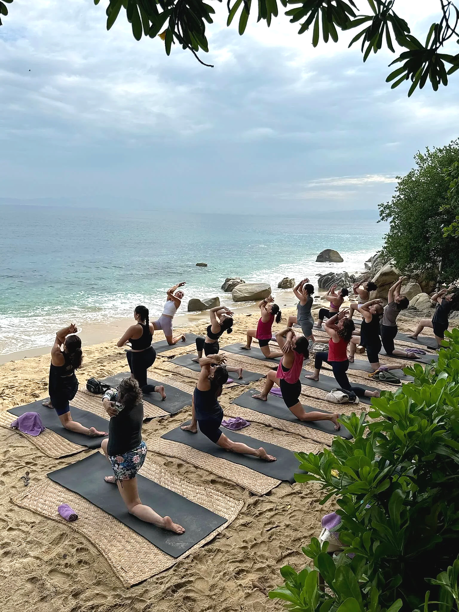 vinyasa yoga en la playa