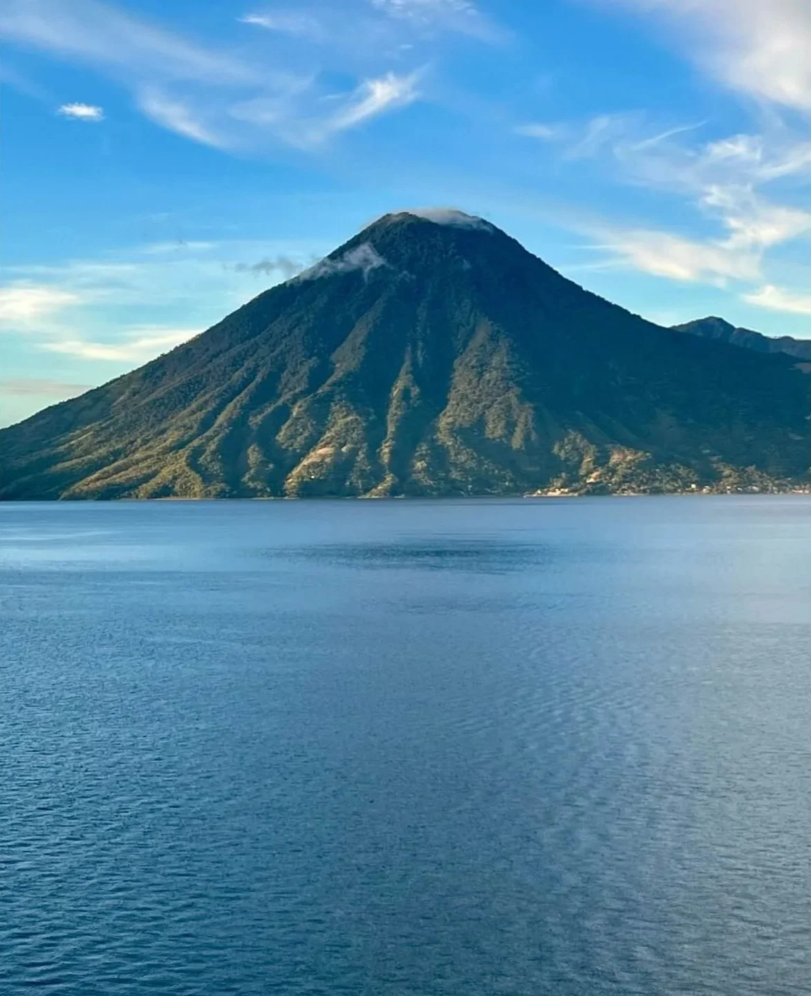 Lago Atitlán, volcán