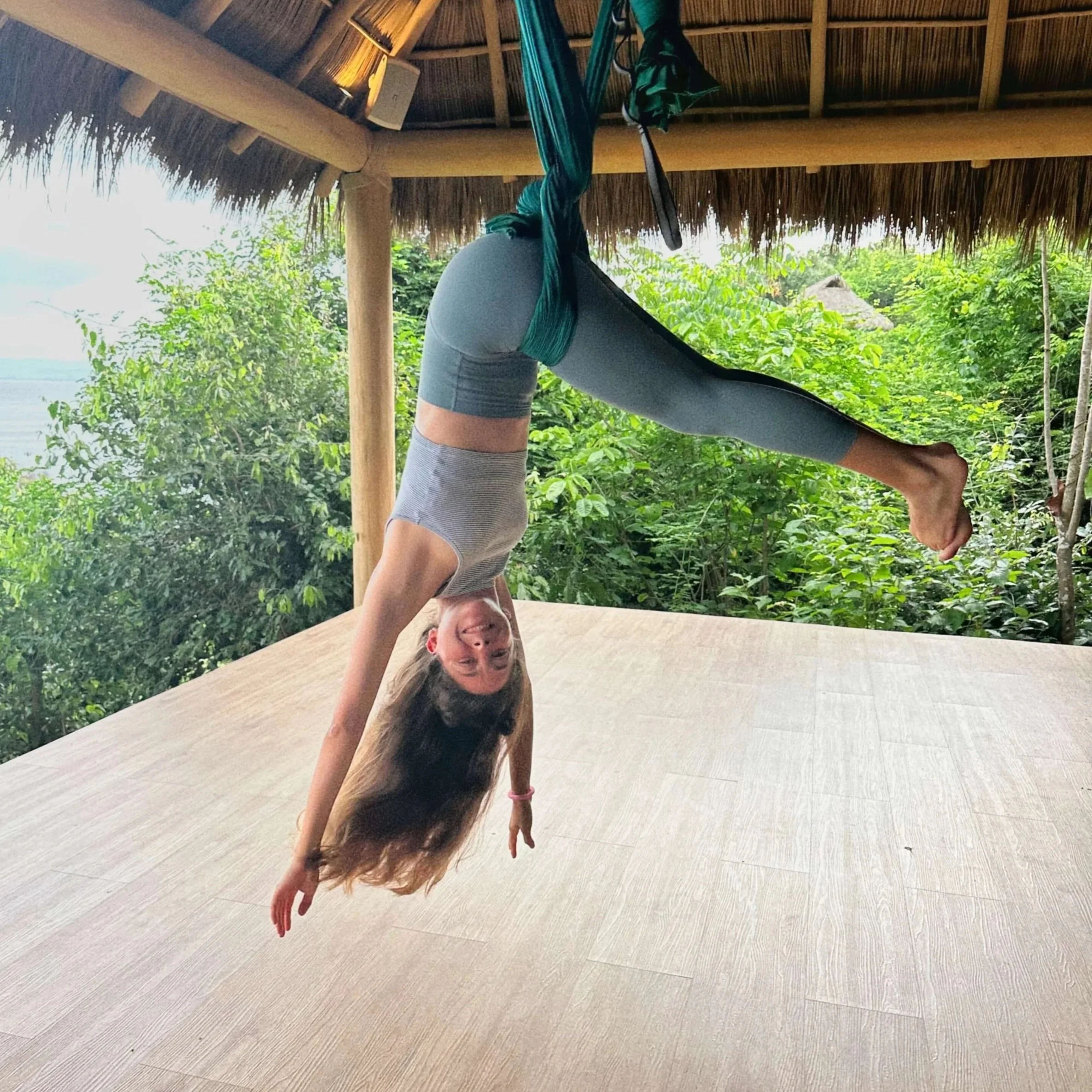 Yoga aéreo con hamaca