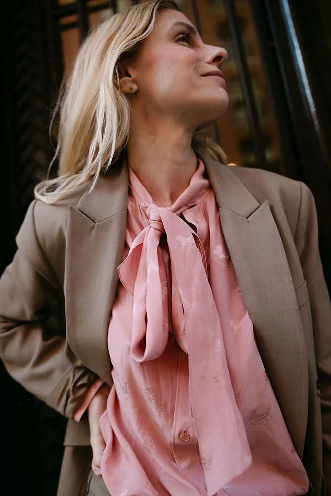 Ensaio fotográfico em Madrid com uma mulher, explorando movimento, sombra e emoção. Fotografias com olhar artístico e sensível, que contam histórias reais em cenários urbanos. Perfeito para retratos pessoais ou ensaios de marca com estilo contemporân