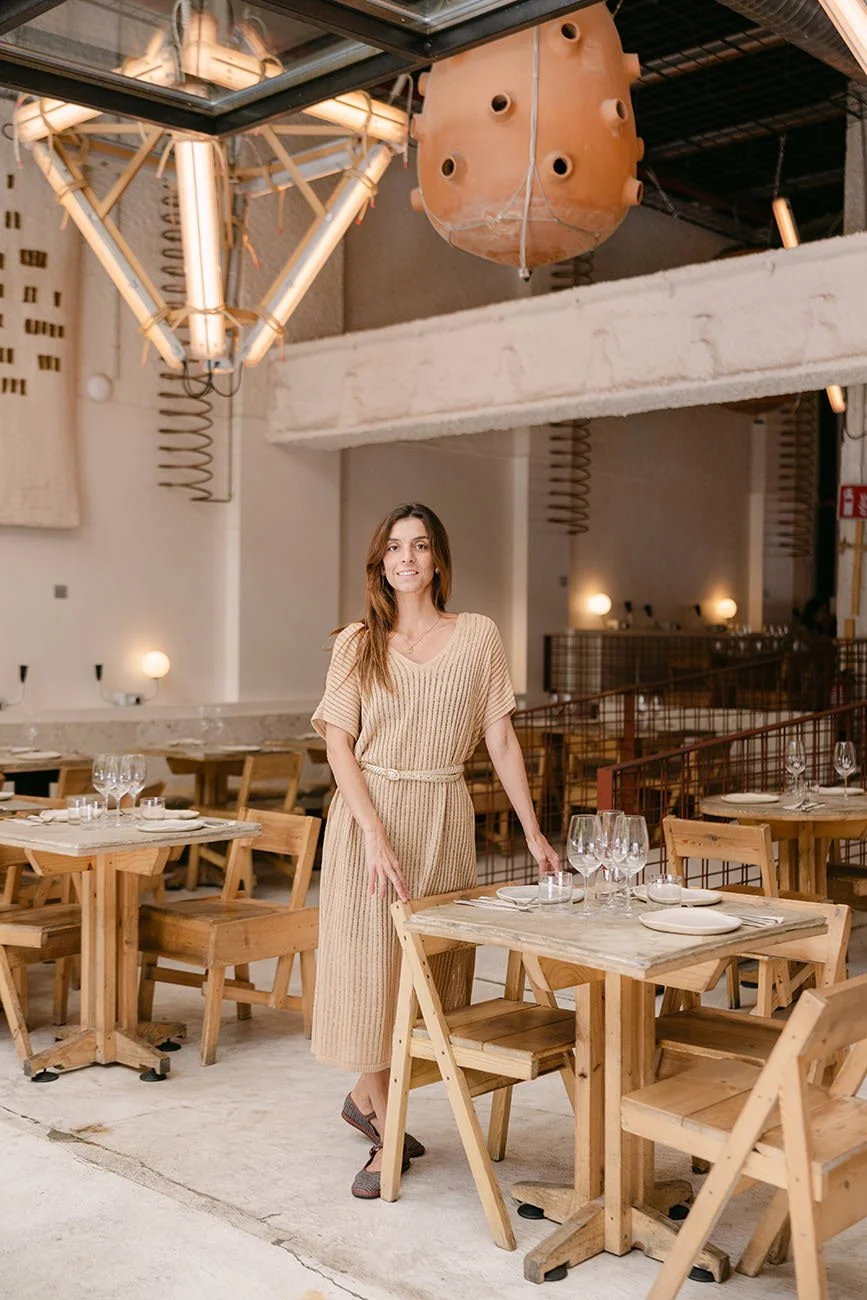 Sesión fotográfica de una arquitecta en el restaurante Mo de Movimiento, en Madrid. Imágenes con una estética natural y elegante que reflejan autenticidad, sensibilidad y el enfoque creativo de la profesional en un espacio de diseño contemporáneo.