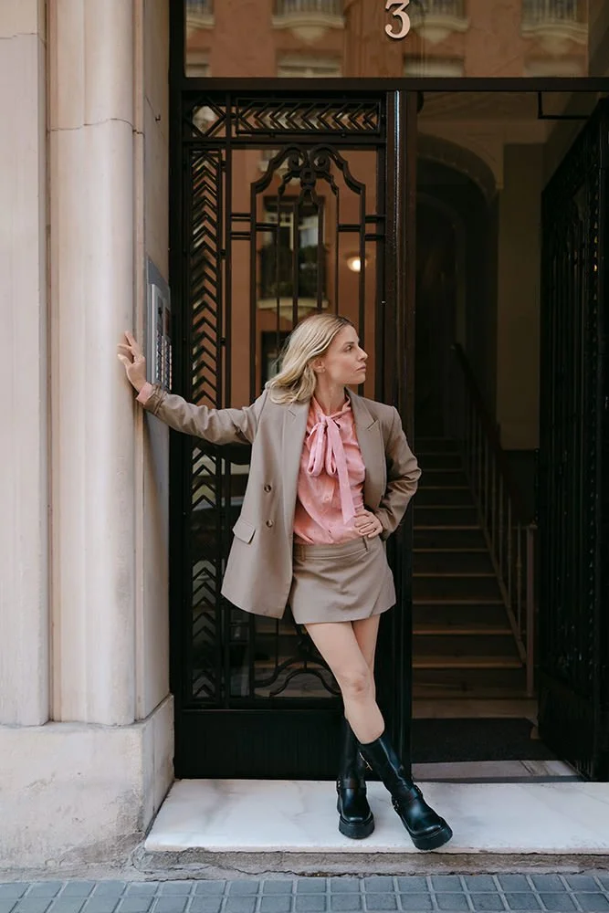 Ensaio fotográfico em Madrid com uma mulher em estilo natural e contemporâneo. As imagens capturam a beleza espontânea da luz urbana, com cenários autênticos e atmosfera elegante. Sessão ideal para retratos femininos, ensaios pessoais ou de branding,