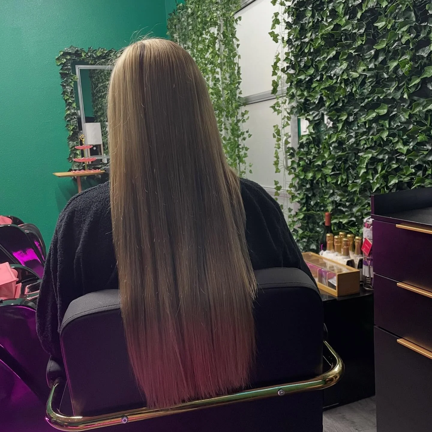 Gorgeous Client 🤍 came in with clogged hair follicles, and build up. Left with a Refreshed and Revitalized Scalp