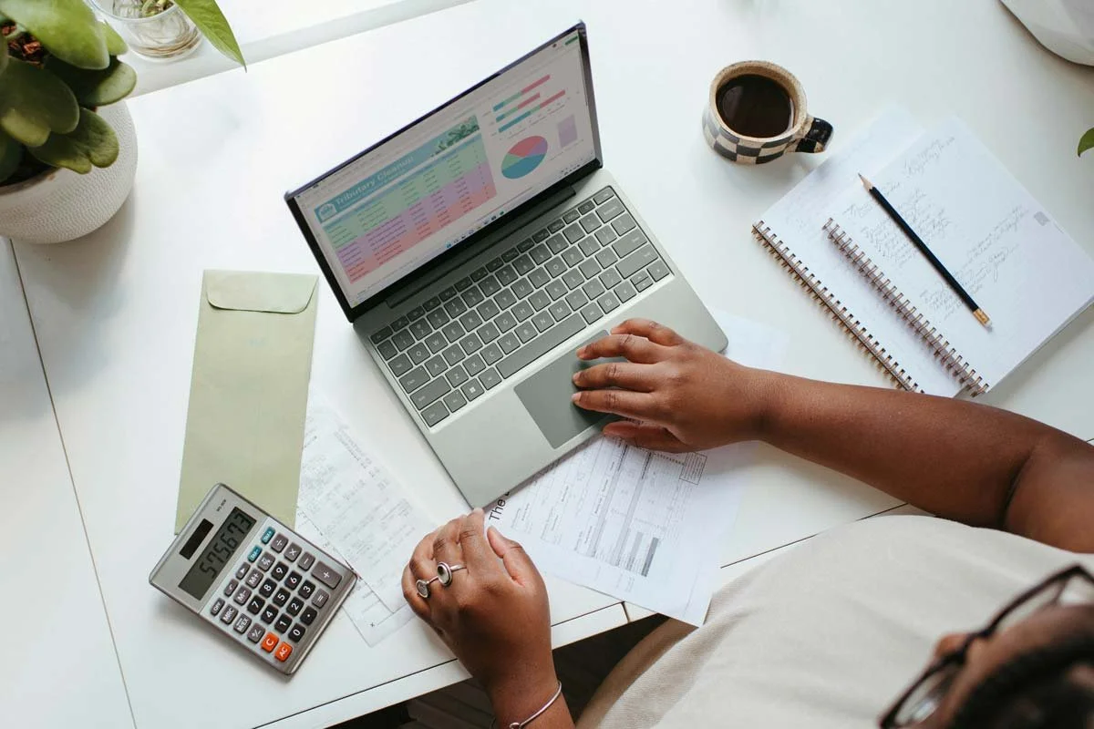 Was kostet eine Website für Selbstständige? Eine ehrliche Antwort für Mamas mit Business.