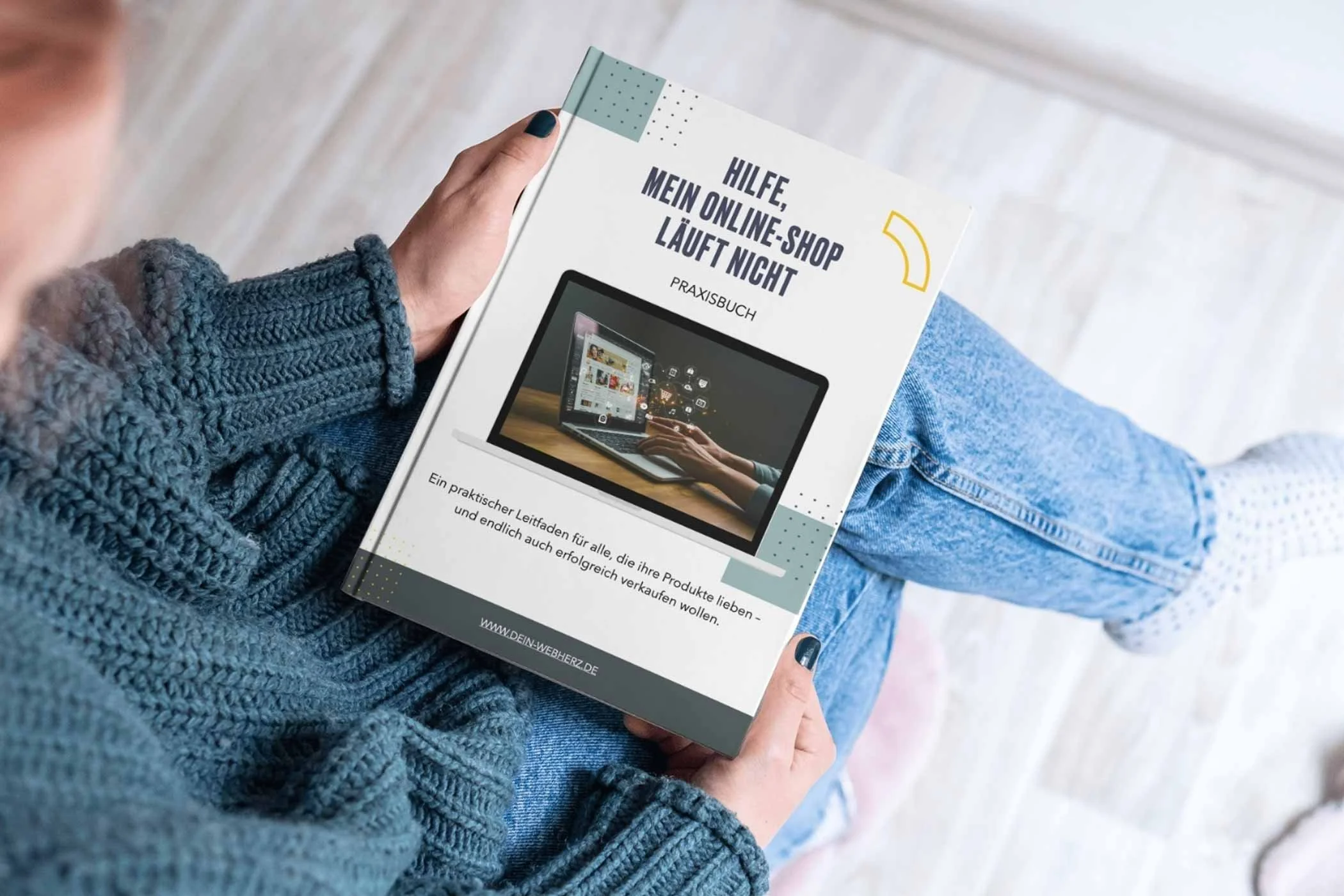 Eine Frau hält ein Buch mit dem Titel Hilfe, mein Online-Shop läuft nicht in der Hand.