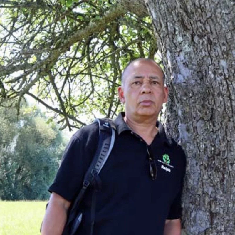 Mann schaut ernst in die Kamera