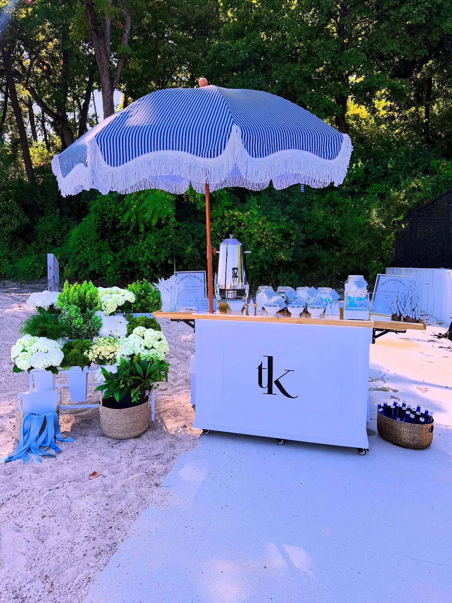 Waves on the beach 🌊 
Dream team on the details 🪄 @acuratedhost 
Custom cart shining ✨for @thekaseygroup 
Hot cocoa = happy kids 🍫 @hometowncoffeejuice 
Professional photog sessions 📸 @elenagrigore 

Sunday vibes = fully covered. ☀️🙌