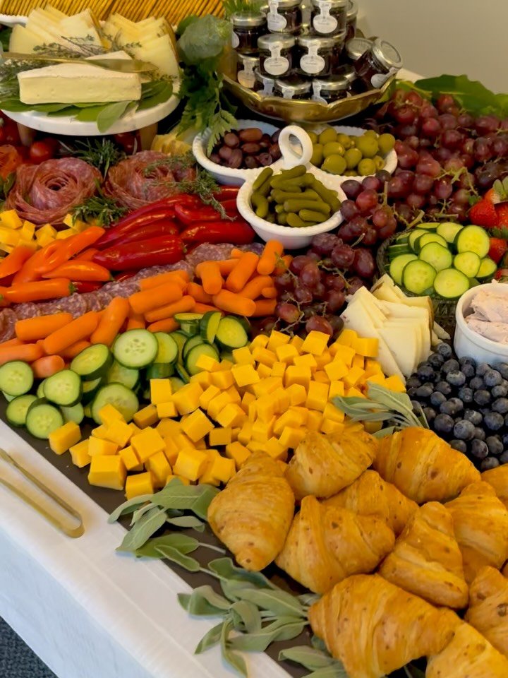 Light snack, anyone? ✨
A full grazing table, a charcuterie board just for the kids, and an entirely allergy-friendly dessert cart to cap off a beautifully busy week 🤍