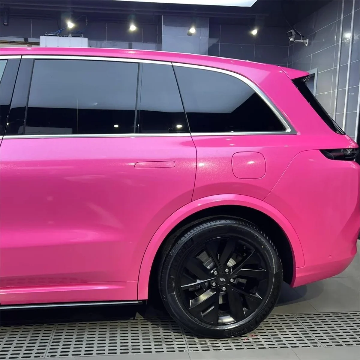 gloss_metallic_sparkle_glitter_pink_car_vinyl_wrap_1A8F6E242CC18.webp