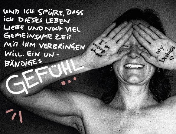 Frau die sich die Hände vor die Augen hält und Lebensfreude ausstrahlt